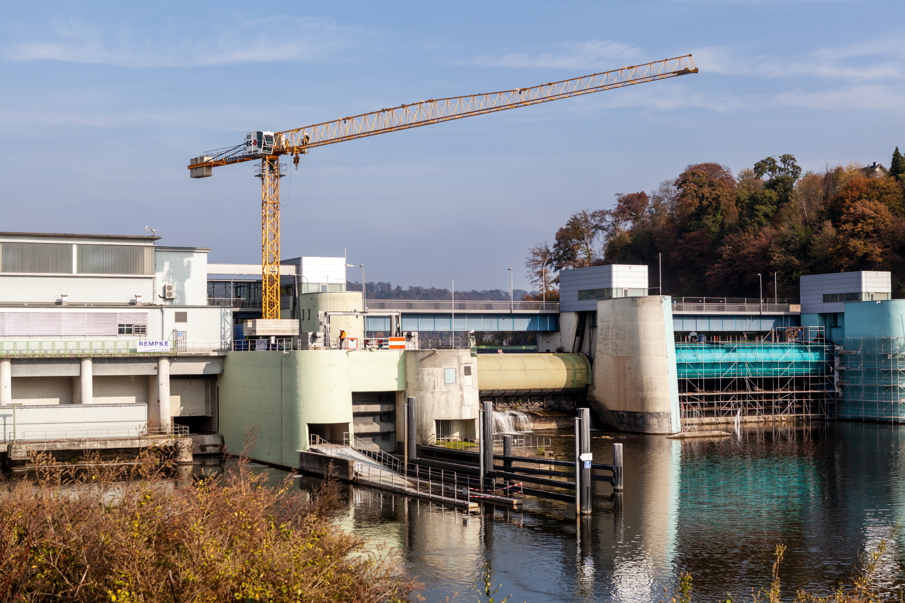 Zwei Tage dauerte der Aufbau des Turmdrehkrans, der für den weiteren Fortgang der Bauarbeiten am Fischliftsystem unverzichtbar ist. Foto: Ruhrverband