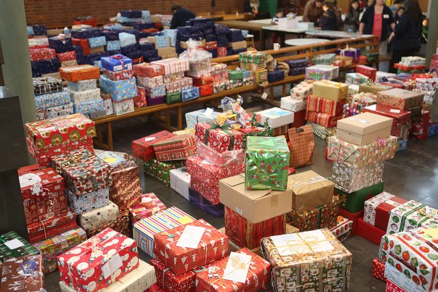 Abgabe An Der Tafelkirche Weihnachtspakete Fur Die Oberhausener