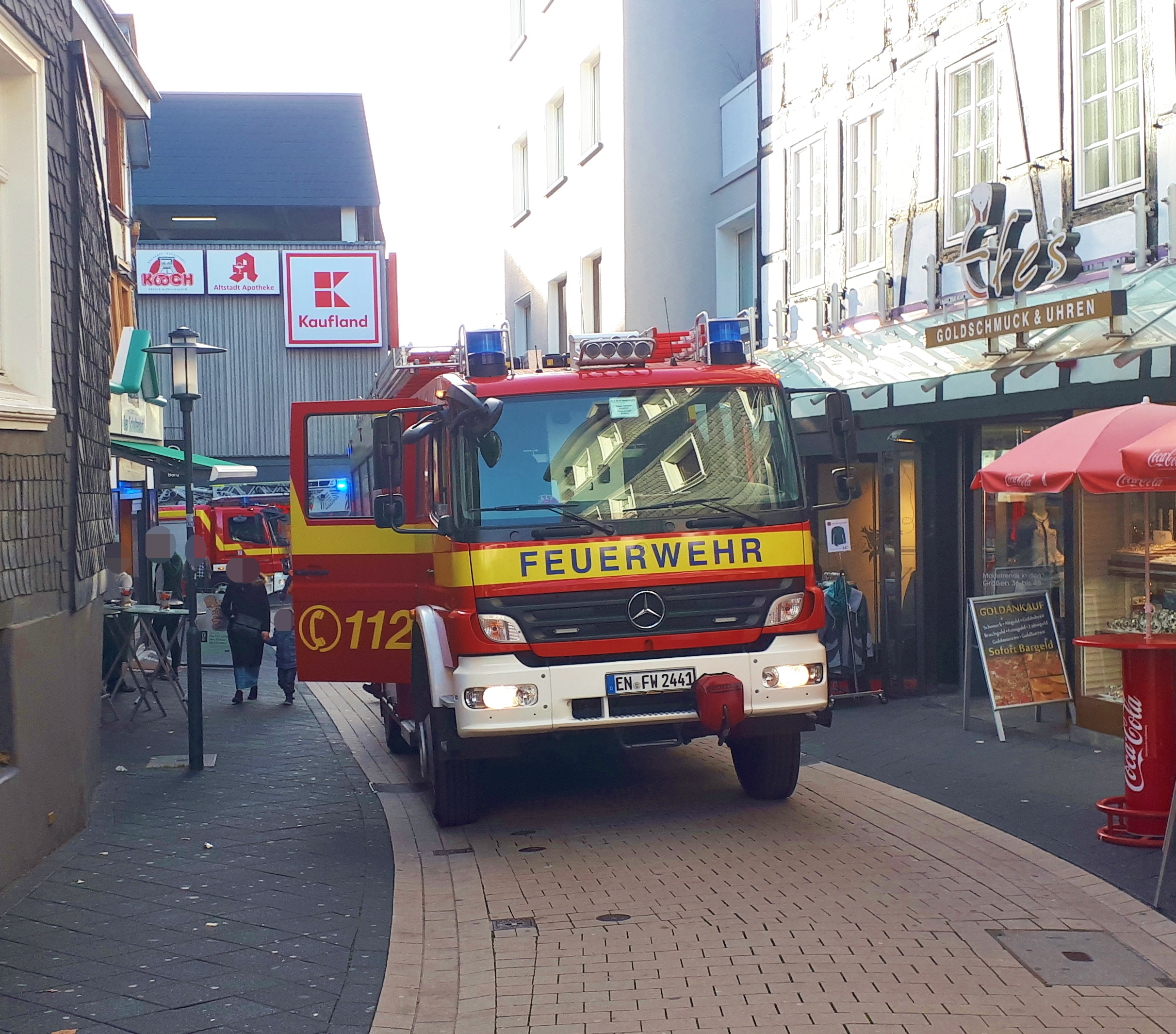 Die Feuerwehr im Einsatz auf der Heggerstraße.