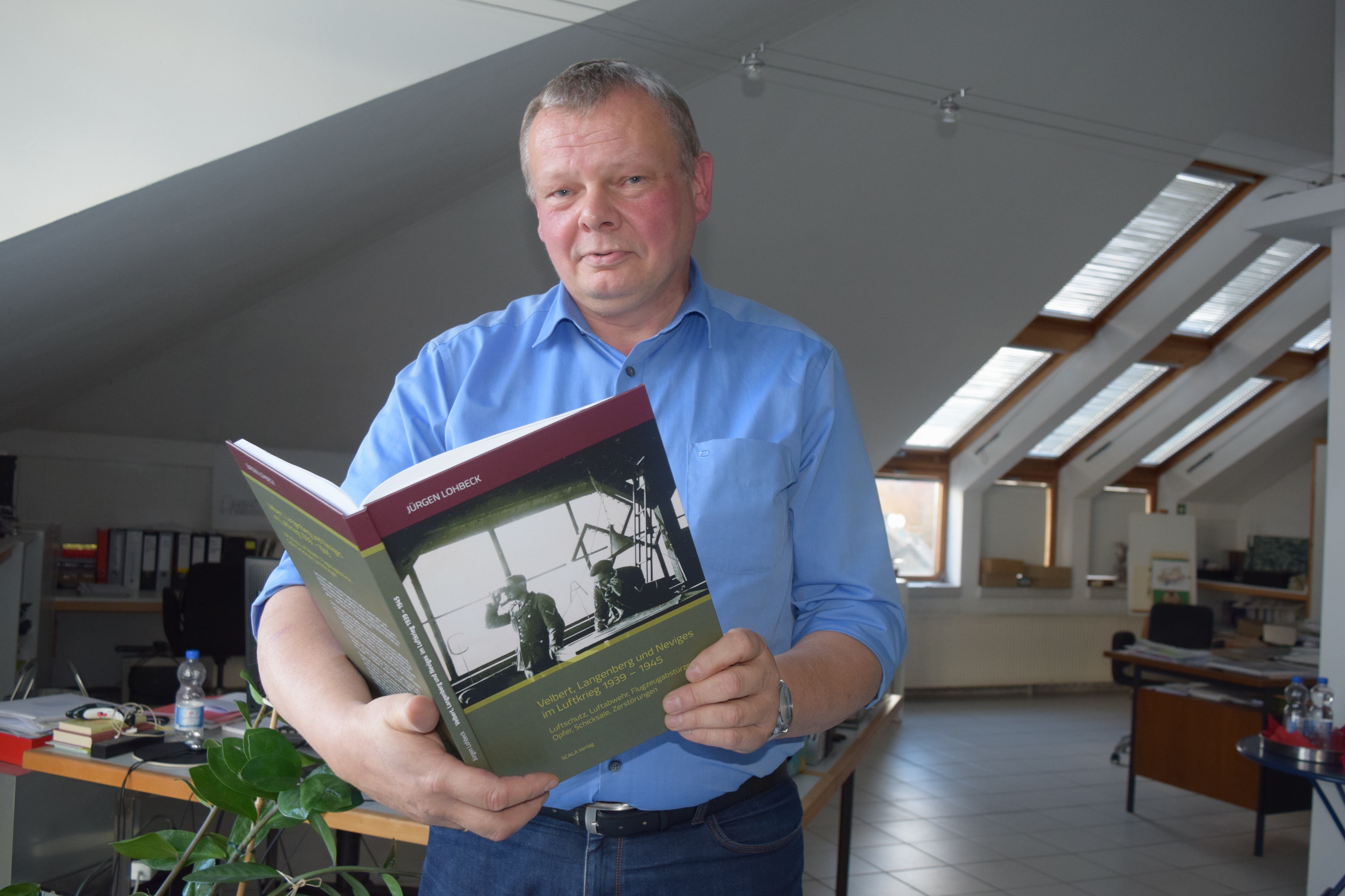 Buchautor Jürgen Lohbeck präsentiert sein Buch über den Luftkrieg in Velbert, Langenberg und Nerviges.