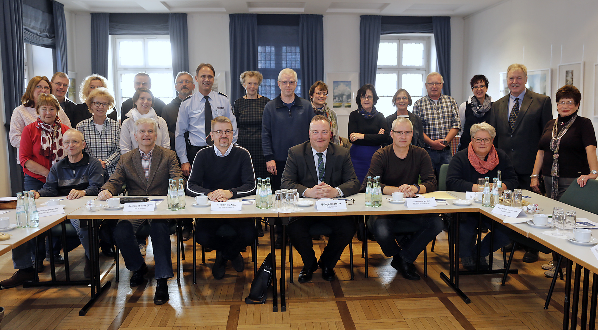 Projektleiter Jürgen Chmielek (2.v.r.) hatte Vertreter verschiedener Organistationen und Bürgermeister Bodo Klimpel zum Runden Tisch des Seniorennetzwerkes in das Alte Rathaus geladen.