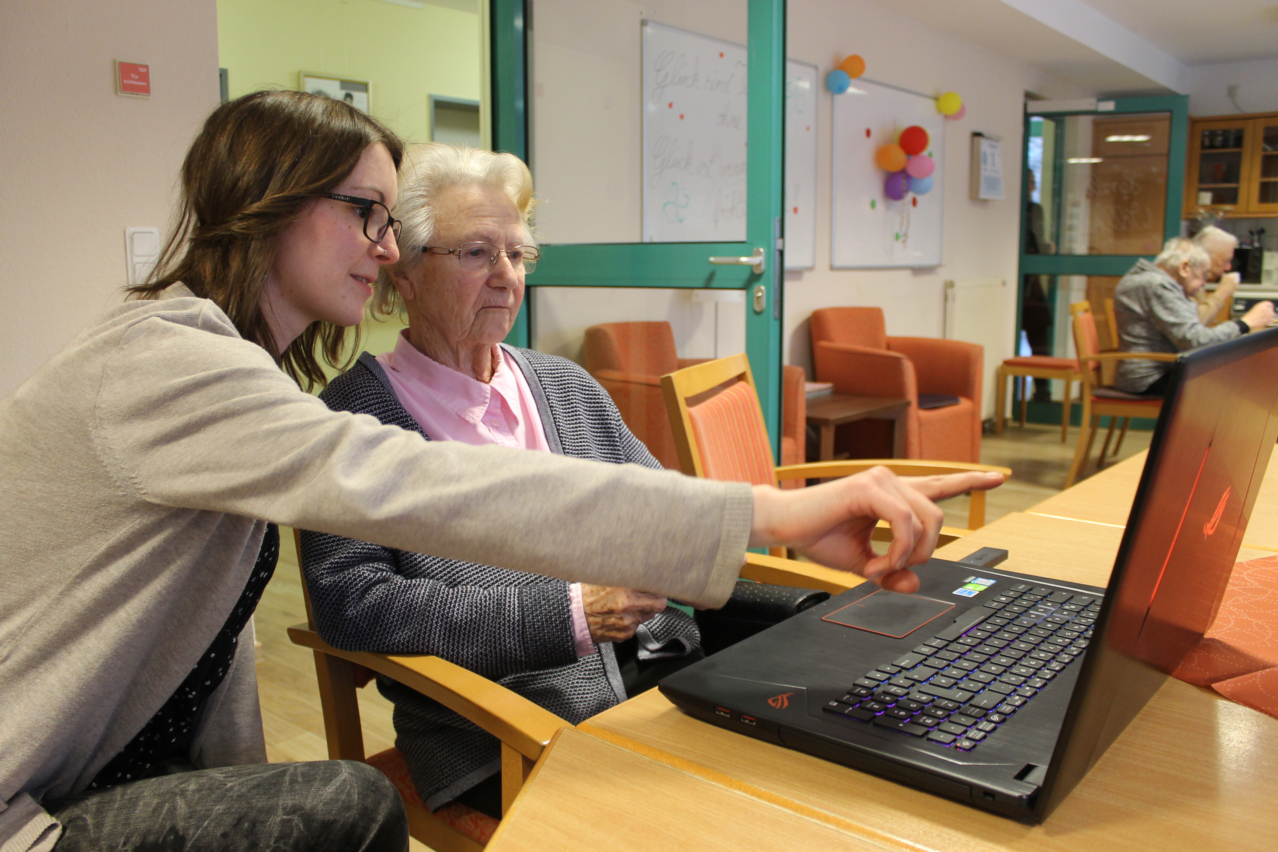 Für Betreuerin Jana Timme (29) und Waltraut Meinhardt (88) gehören im Kölner Caritas-Altenzentrum St. Maternus Tablets und Computer-Spiele zum Alltag.