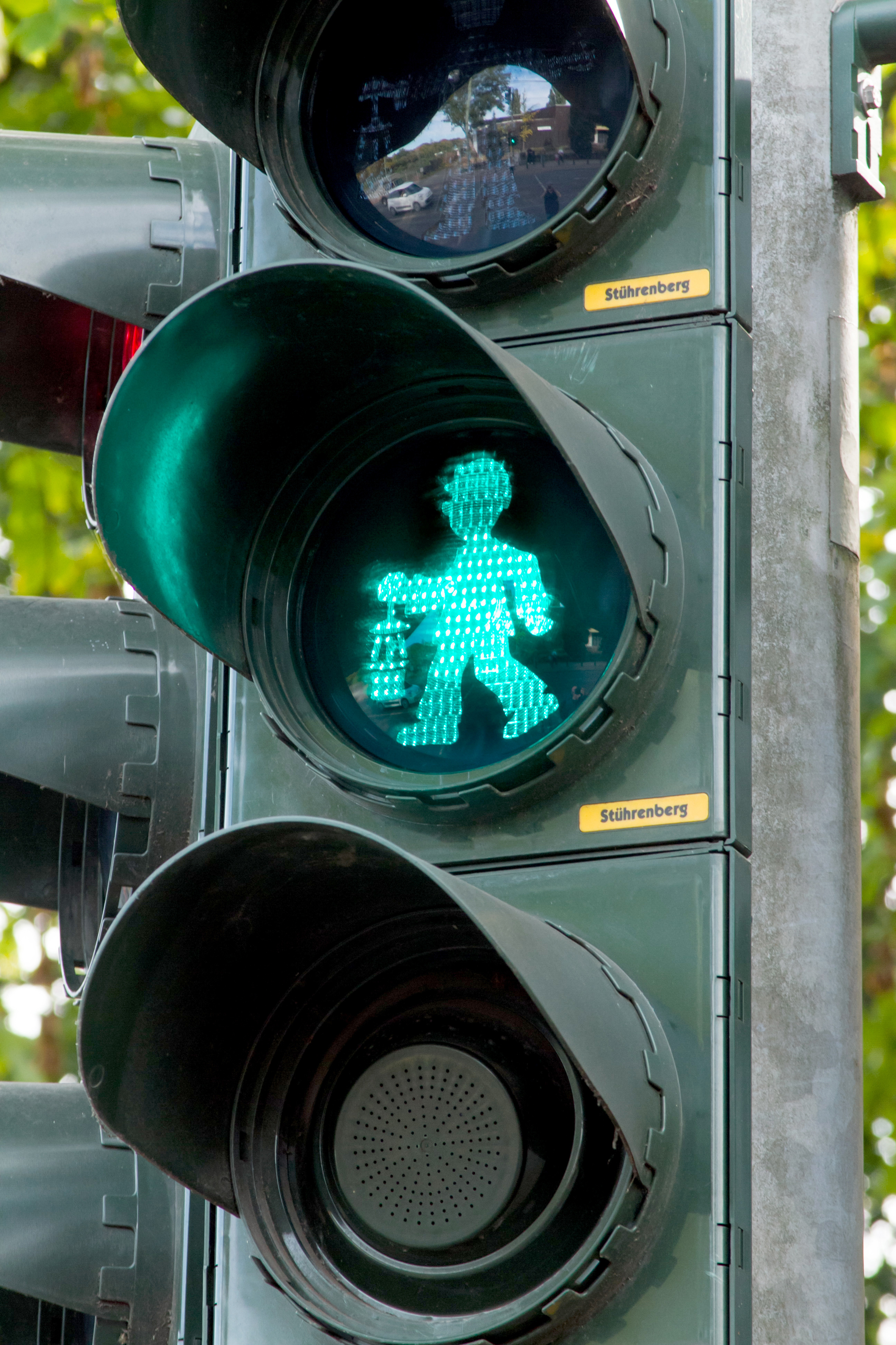 Zur Erinnerung an die Kumpel, die am Aufbau des Ruhrgebietes maßgeblich beteiligt waren, wurde die erste und bislang einzige Bergmann-Ampel der Welt in Duisburg eingeweiht.