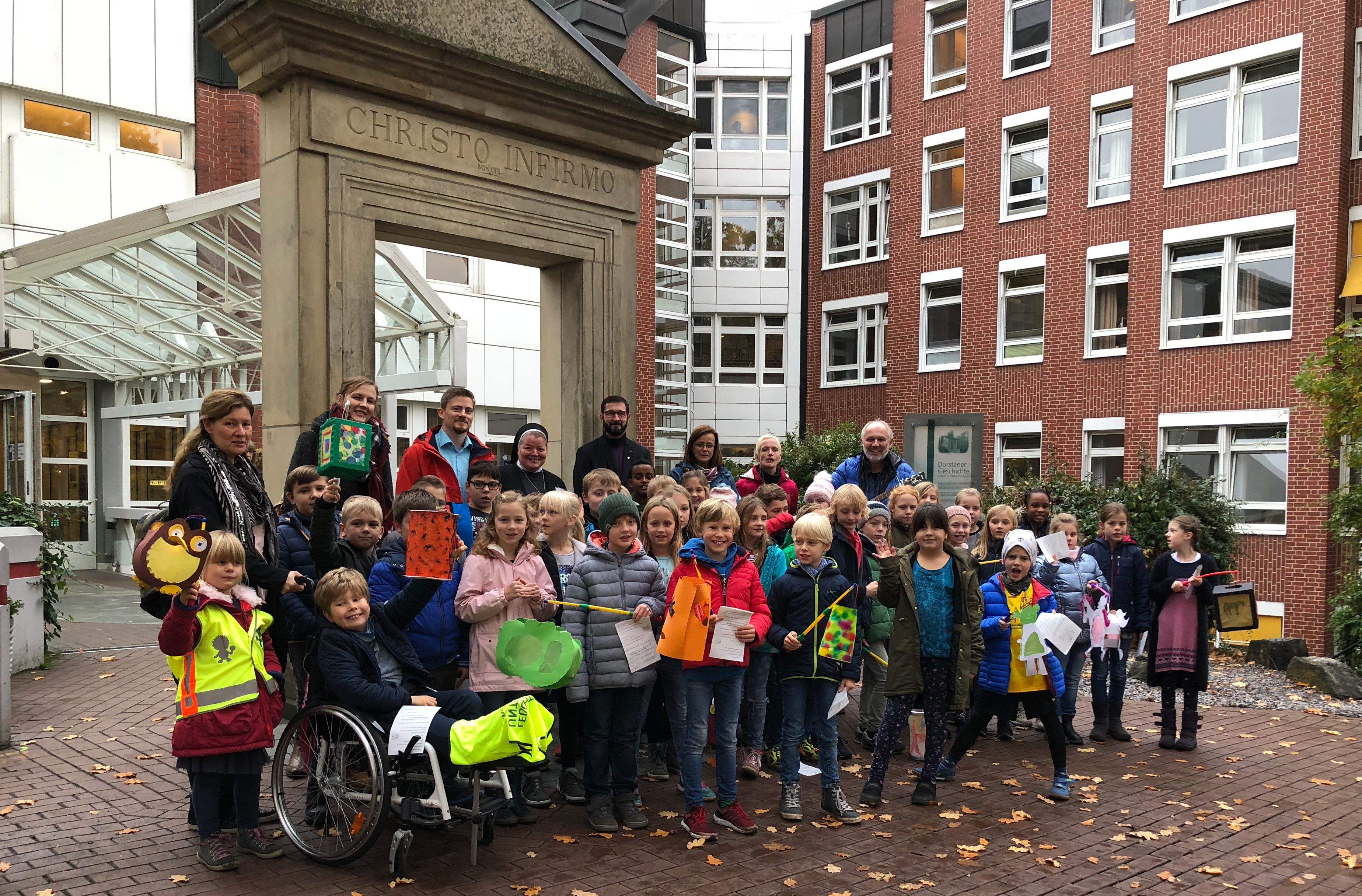 Drei Klassen der St. Agatha Grundschule zogen mit ihren Laternen über die Stationen des St. Elisabeth-Krankenhauses und sangen Martinslieder.
