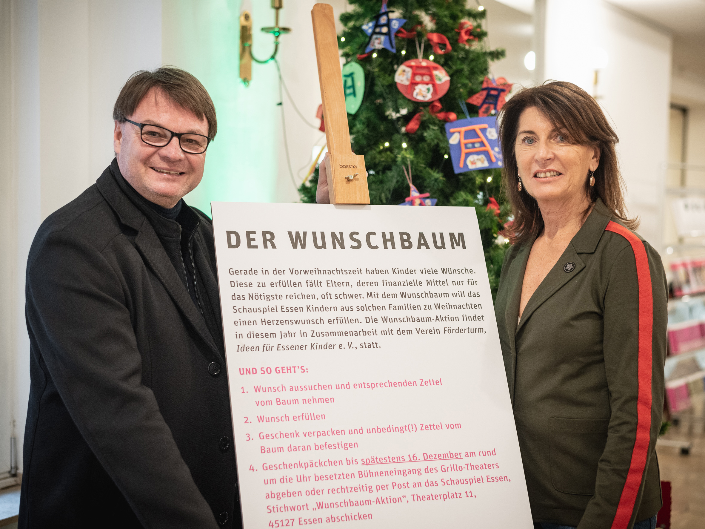 Schauspielintendant Christian Tombeil und Birgit Brandau, Vorstandsassistentin beim Förderturm, Ideen für Essener Kinder e.V., hoffen auf viele Geschenke für die Kinder.