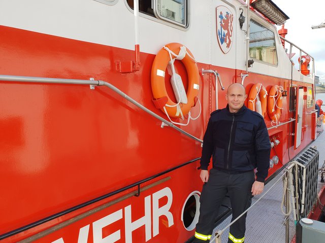 Dirk Windheuser ist ein erfahrener Feuerwehrmann und darf nun auf dem Feuerwehrlöschboot arbeiten.