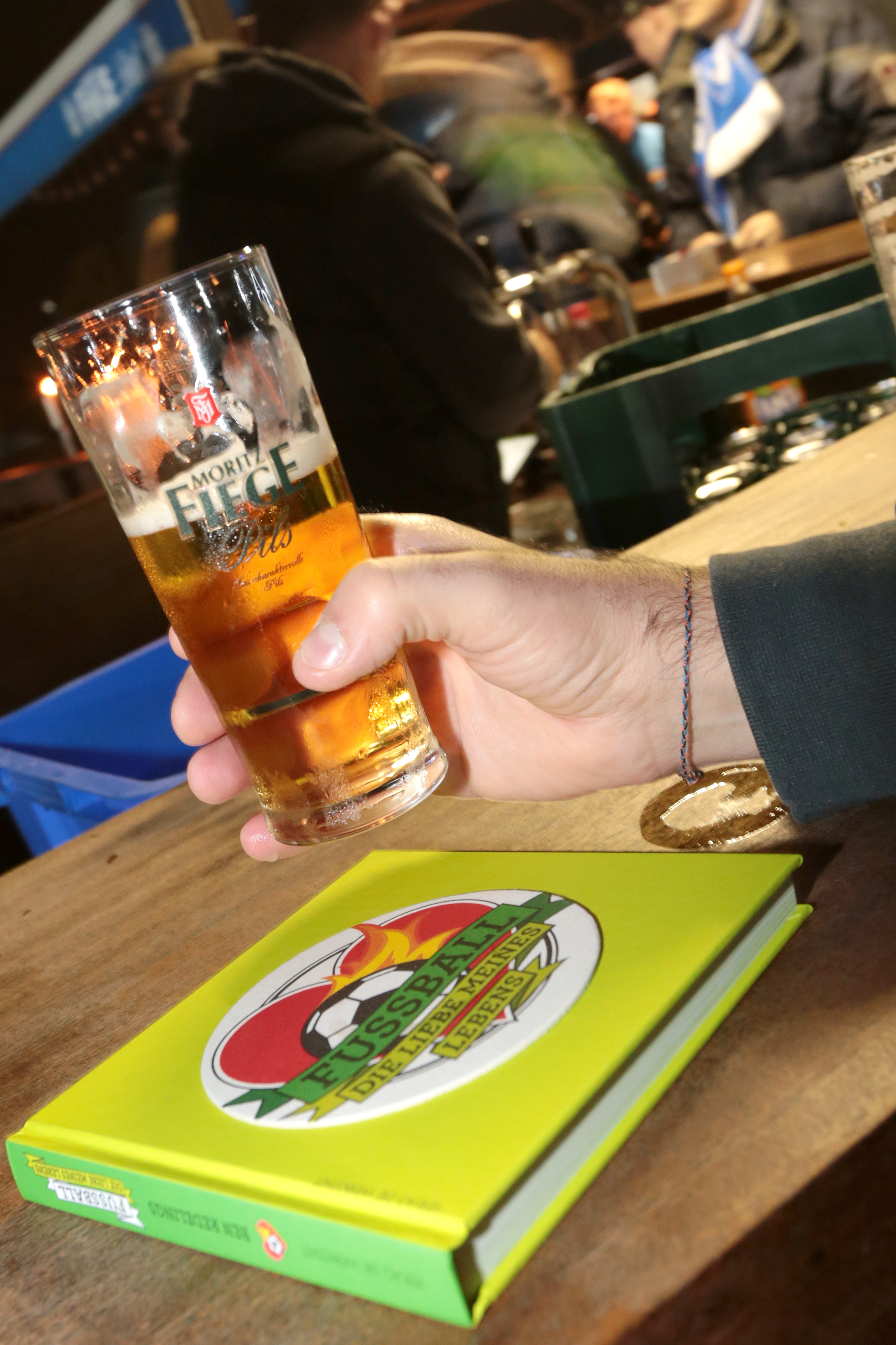 Den Bierdeckel auf dem Buchcover könnte man auch abnehmen...
