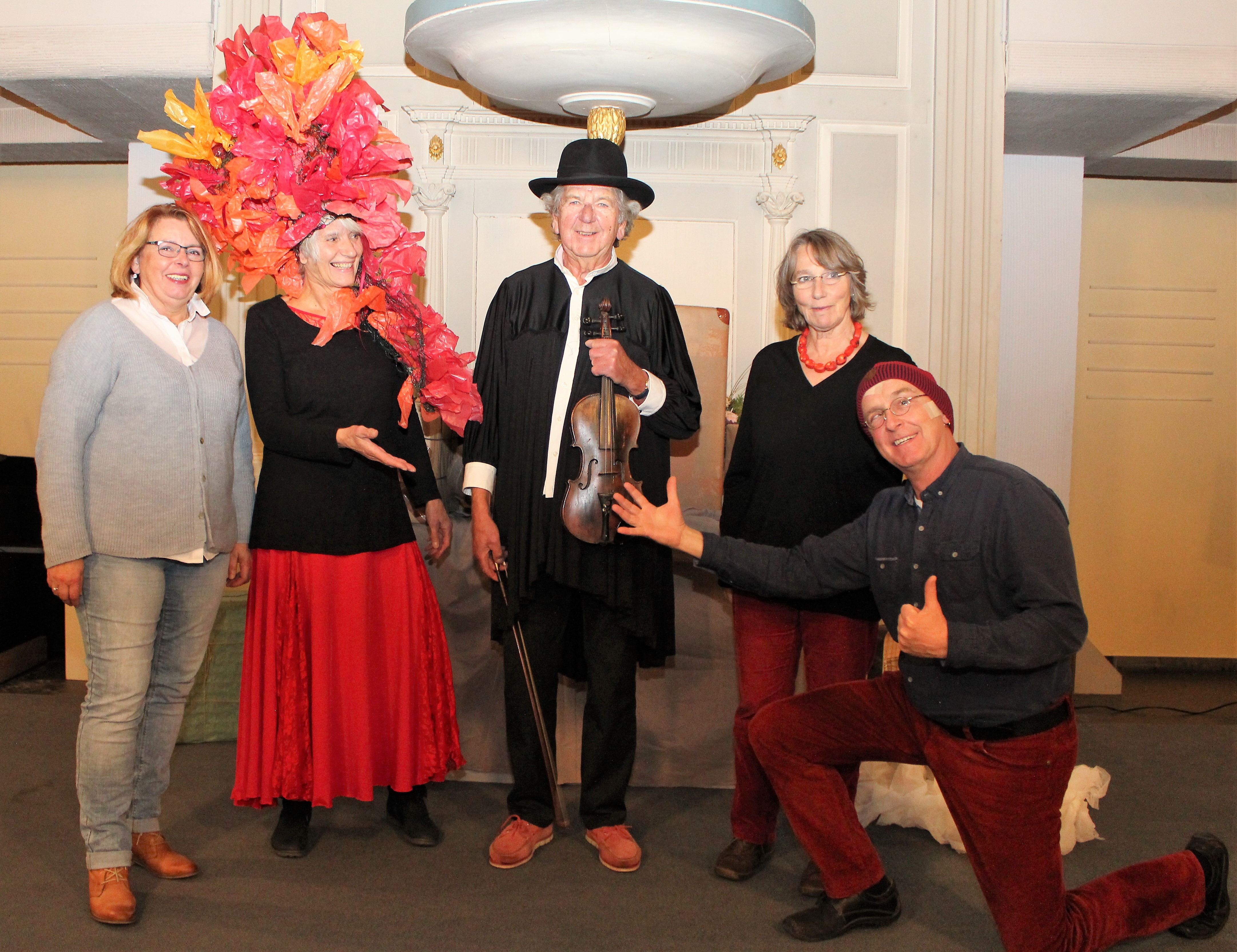 Christine Klüppelholz, Angelika Haschke, Hubert Baron und Susanne Ottomeyer-Figge vom Wuppertaler Seniorentanztheater sowie Pfarrer Martin Funda von der Evangelischen Kirchengemeinde Bredenscheid-Sprockhövel. Foto: Pielorz