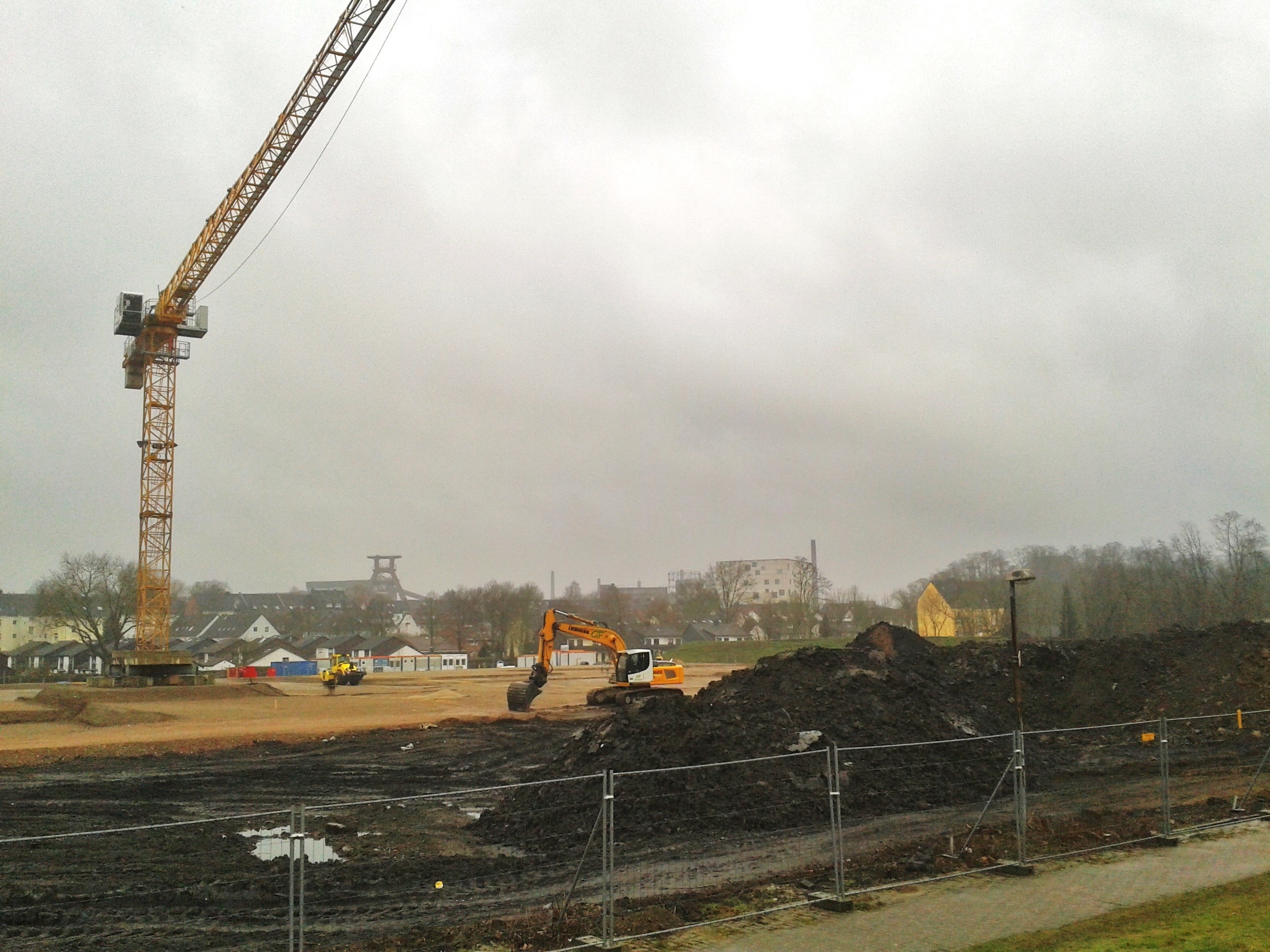 Das Baufeld der neuen Gustav-Heinemann-Gesamtschule in Schonnebeck. Jetzt stehen die Rohbauten und gewaltige, unvorhergesehene Altlastenmassen müssen mit Millionenbeträgen an Zusatzkosten für den Bauherrn Stadt Essen beseitigt werden.