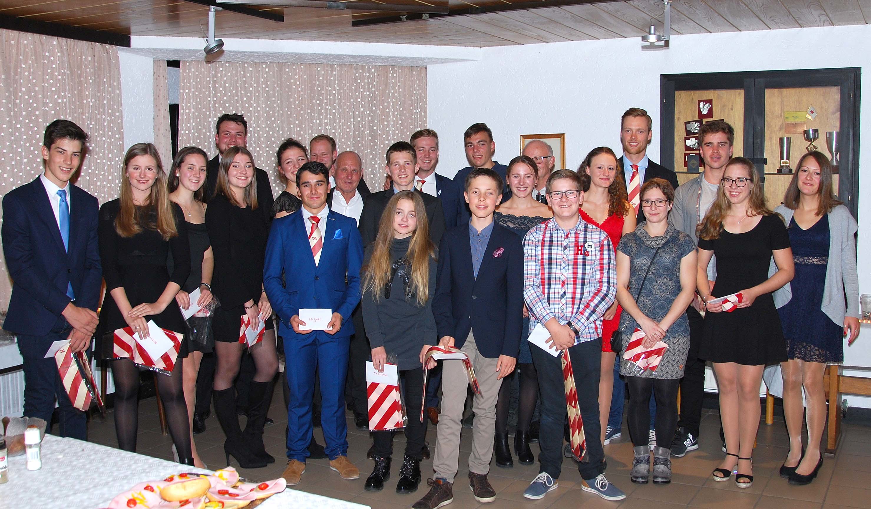 Gruppenfoto der erfolgreichen Sportlerinnen und Sportler mit ihrem Trainerteam sowie dem Vorstand des Vereins.