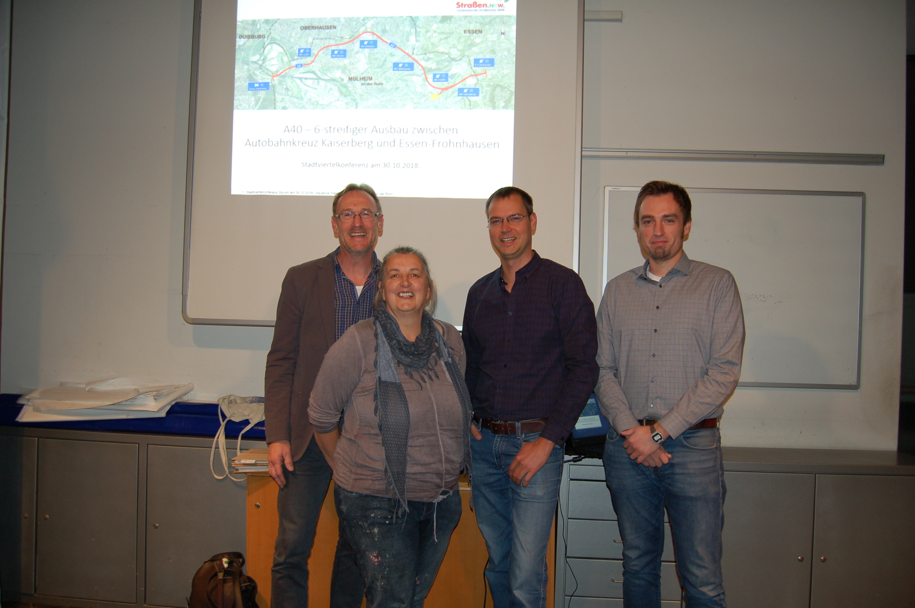 Max Schürmann, Moderator der Stadtviertelkonferenz, Beate te Klodt, Leiterin Aquarius Wassermuseum, sowie Frank Hinterlandt und Michael Banken von Straßen.NRW (v. links)