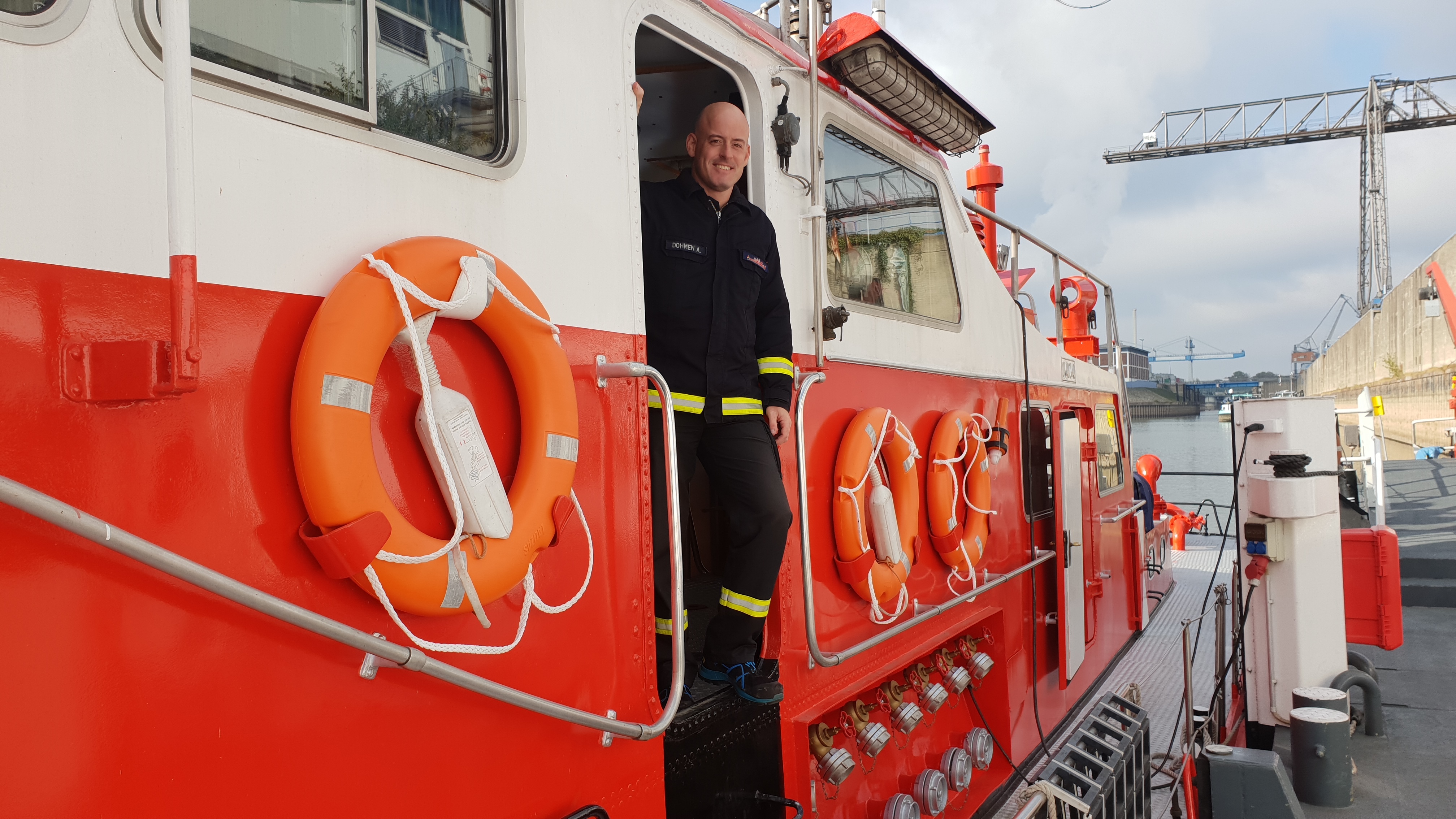 Feuerwehrmann Andreas Dohmen hat die anspruchsvolle Patentprüfung gemeistert und ist jetzt Schiffsführer auf dem Feuerlöschboot.