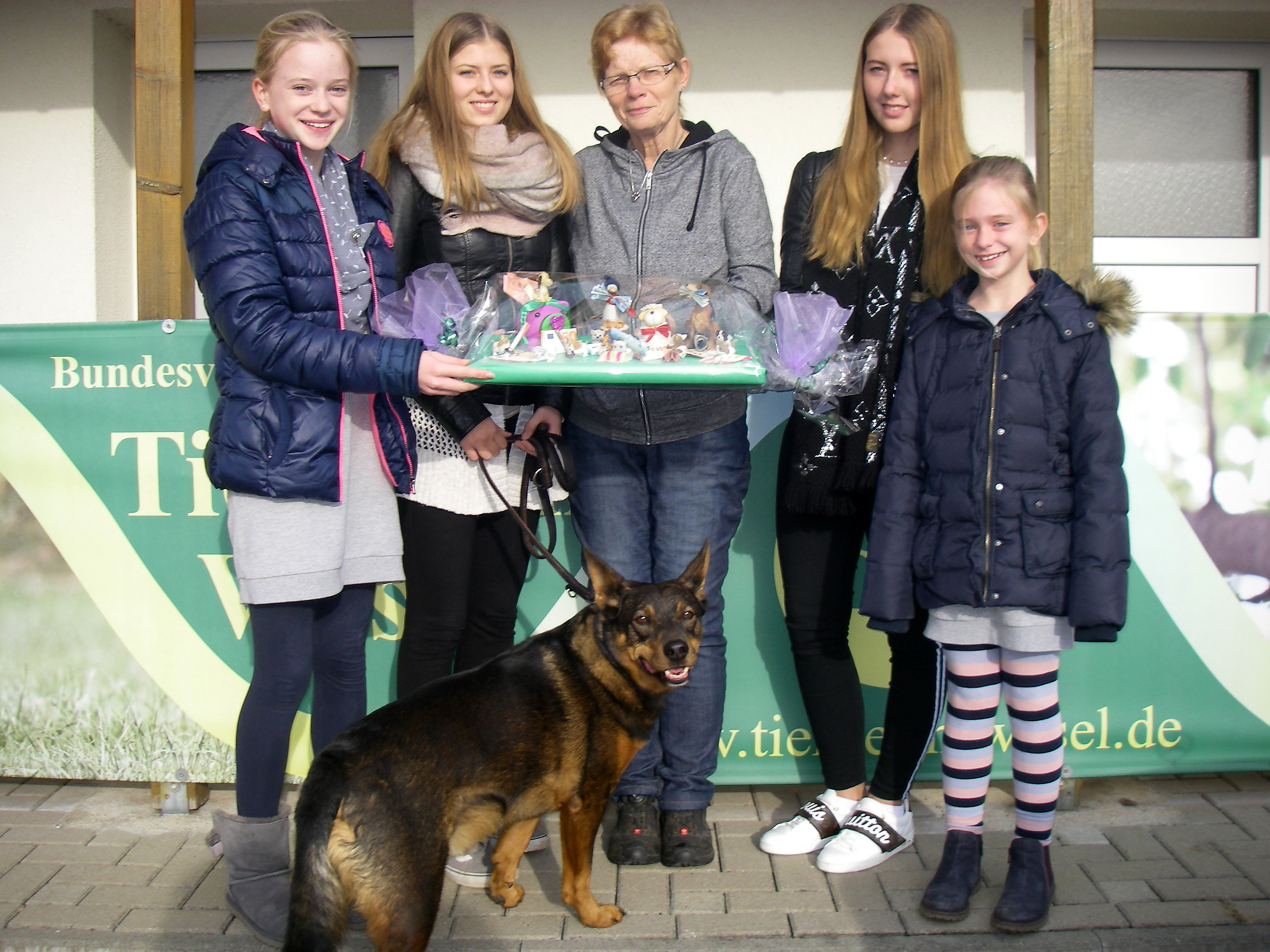 Auch Hünxer Schulnachwuchs Fine und Vierbeiner Toni fanden das Beschenken der Tierheimtiere toll.
