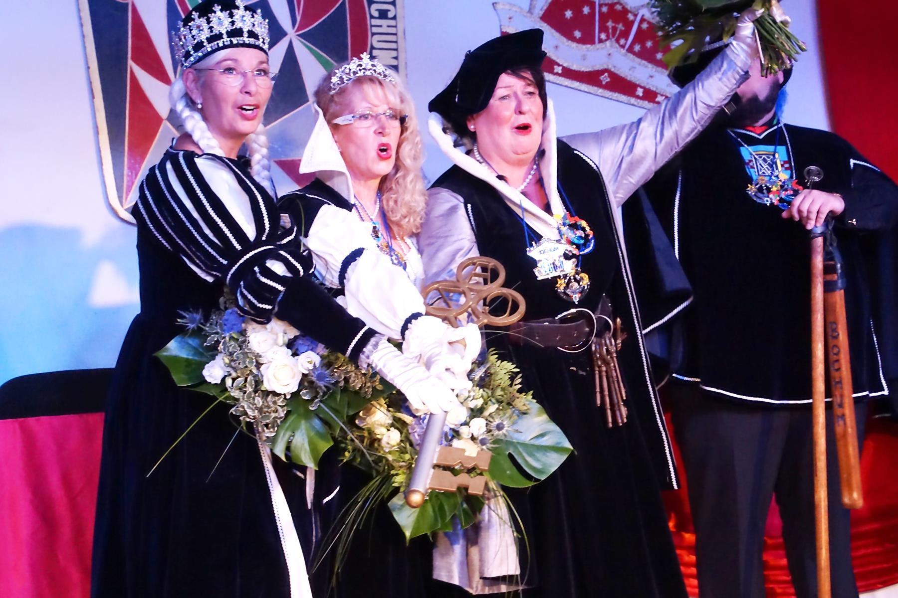 Das zweite Bochumer-Dreigestirn nach der Prolongation, von links: Jungfrau Christiane I., Prinzessin Birgit I. und Bäuerin Petra II.
