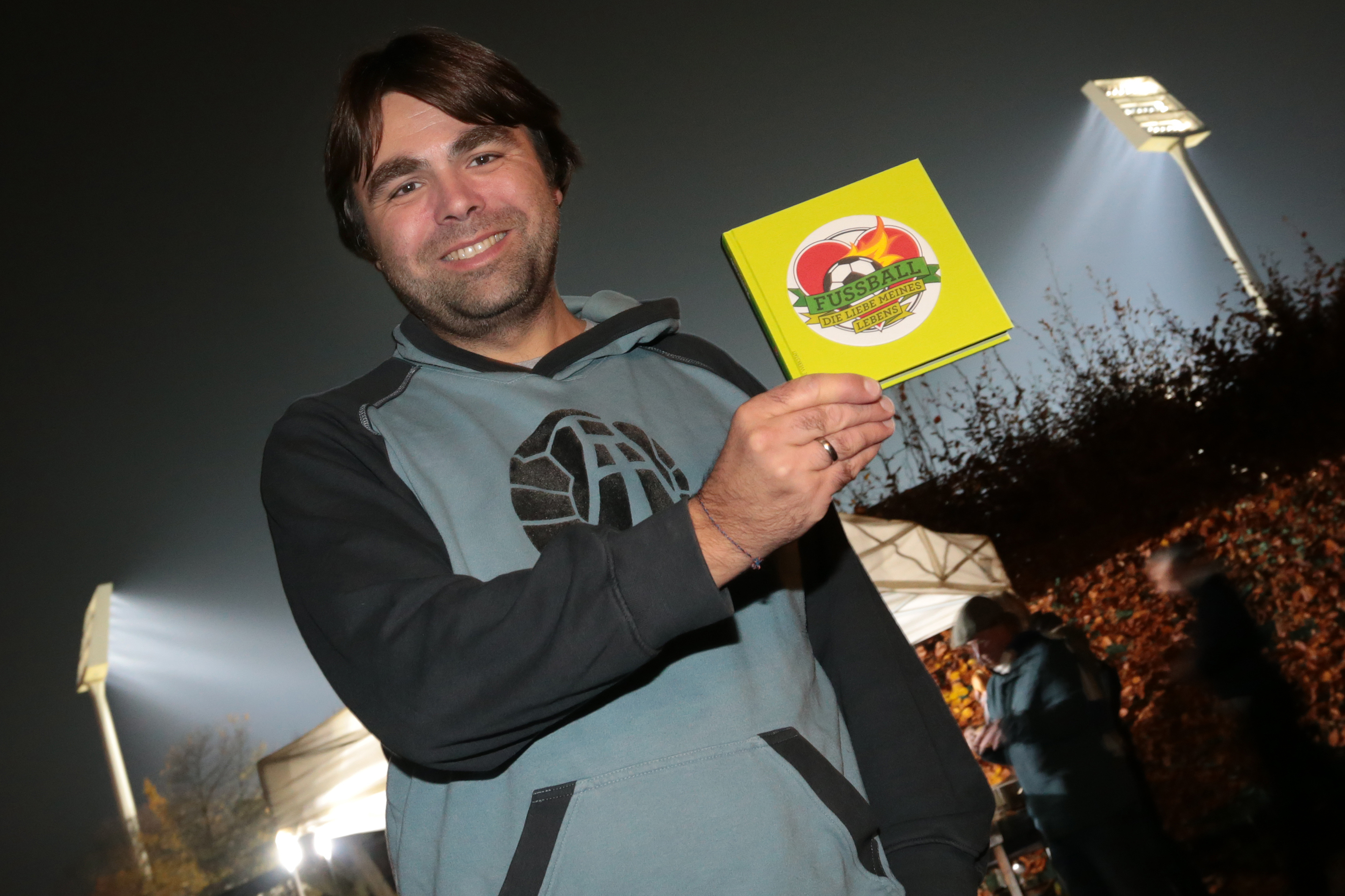 Wenn sich einer mit Fußball auskennt, dann er: Ben Redelings hat für sein neues Buch Herzensgeschichten über die Liebe zum tollsten Sport der Welt zusammen getragen - emotional, hochkomisch und manchmal todtraurig.