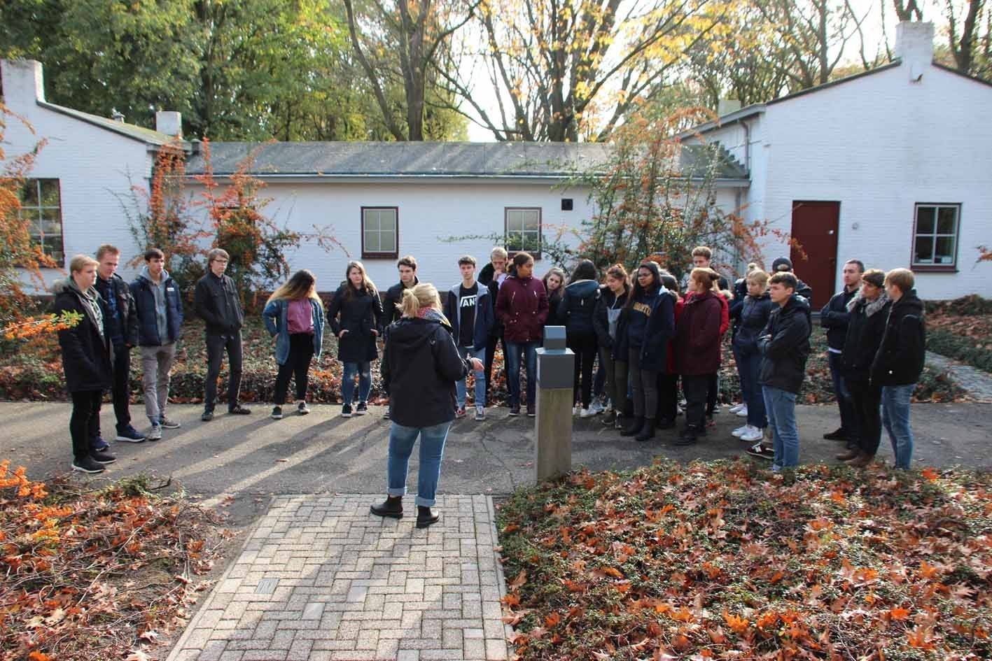 Die Schülerinnen und Schüler des gemeinsamen Geschichts-Leistungskurses von Goethe- und Hildegardisschule beim Besuch der Kriegsgräberstätte in Ysselsteyn.