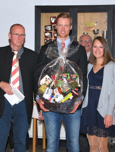 Weltmeister Johannes Weienfeld (Mitte) mit den Vorstandsmitgliedern Sarah Braun und Thomas Bieber bei der Ehrung.