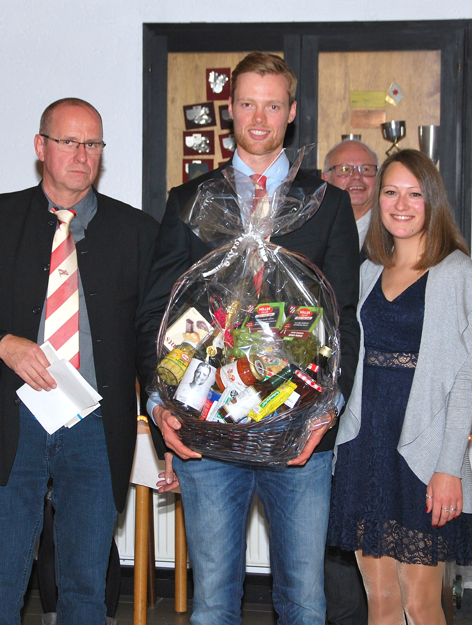 Weltmeister Johannes Weienfeld (Mitte) mit den Vorstandsmitgliedern Sarah Braun und Thomas Bieber bei der Ehrung.