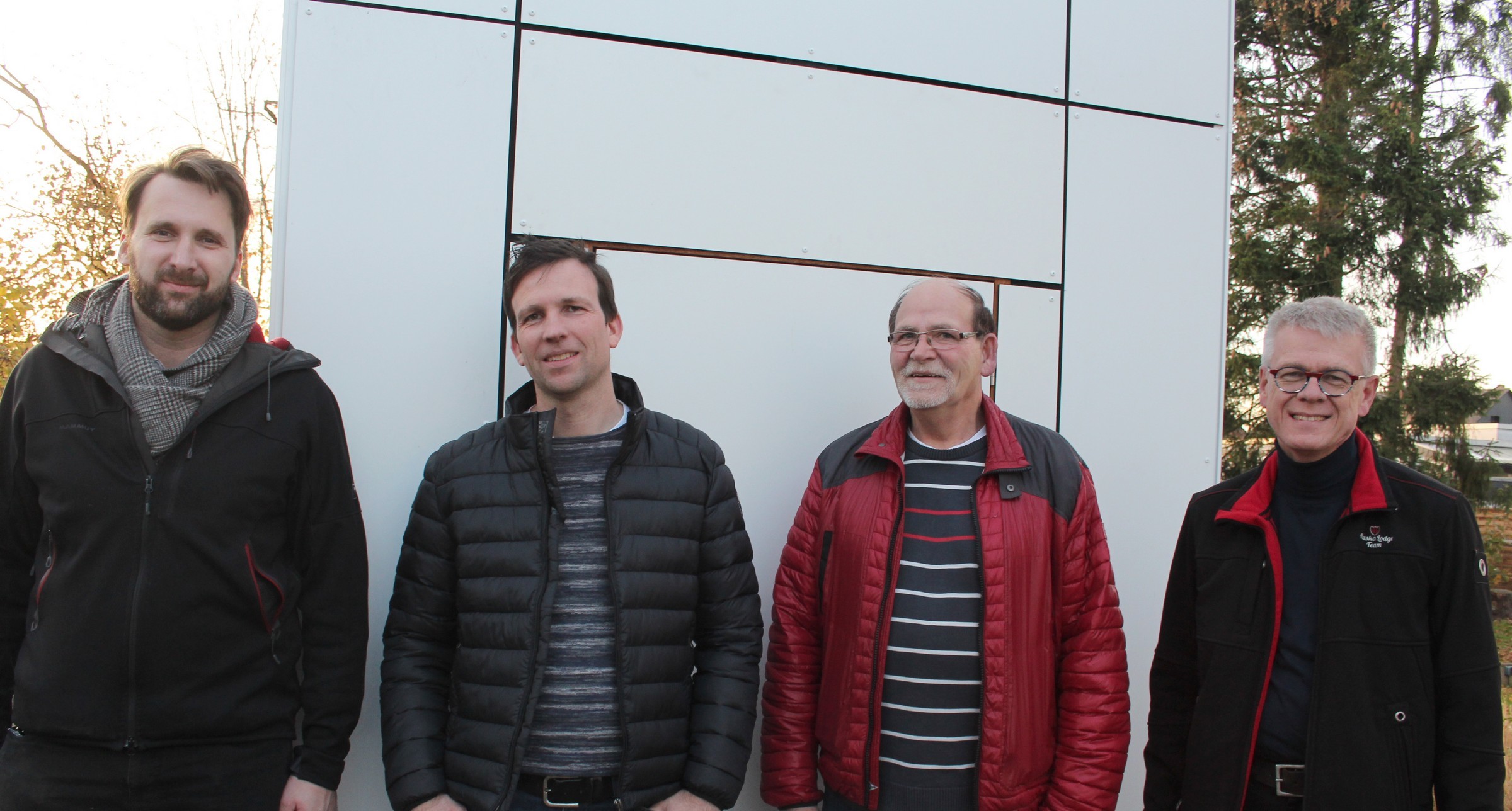 V.l.: Architekt Markus Campen (Ev. Kirchenkreis Unna), Kirchmeister Reinhard Müller und Pfarrer Frank Hielscher der Ev. Friedenskirchengemeinde Bergkamen. Foto: Ev. Kirchenkreis Unna