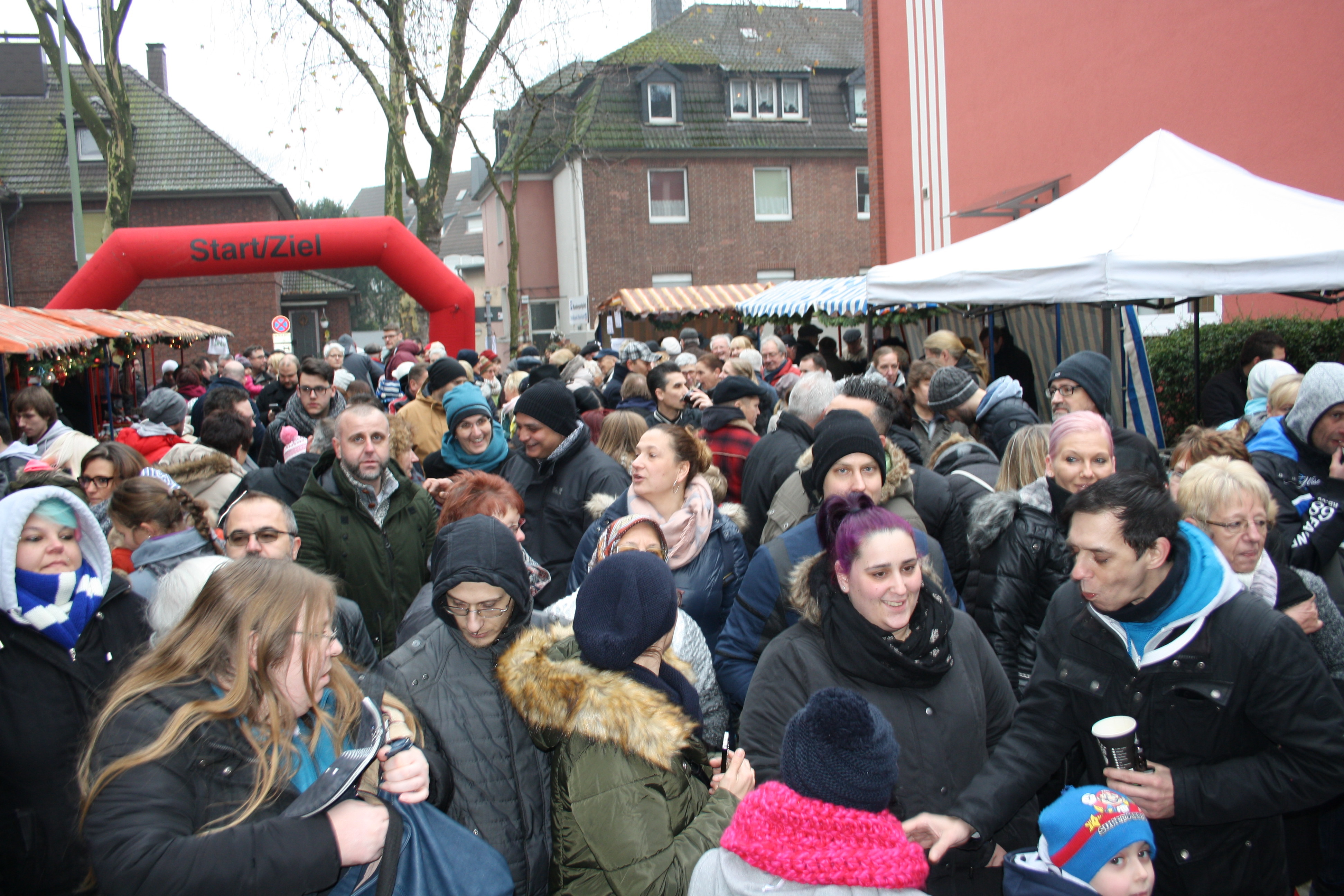 Der Röttgersbacher Weihnachtsmarkt der großen Hilfe hat sich vom Insidertipp längst zu einem Besuchermagneten mit familiärem Charakter entwickelt.
Fotos: Reiner Terhorst