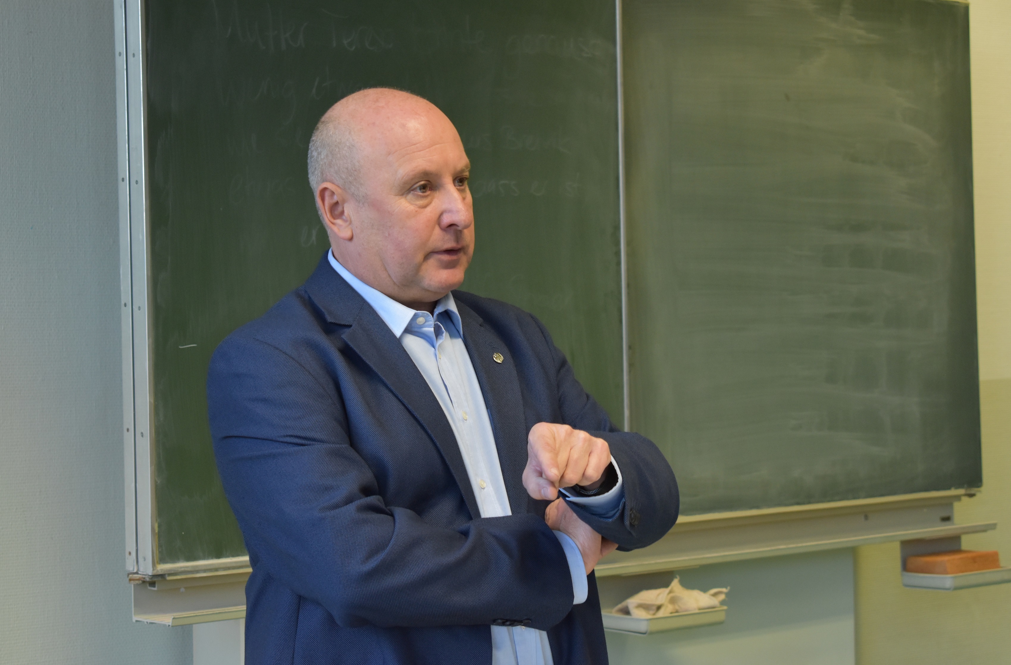 Michael Gerdes im Gespräch mit Schülerinnen und Schülern des St. Ursula Gymnasiums.