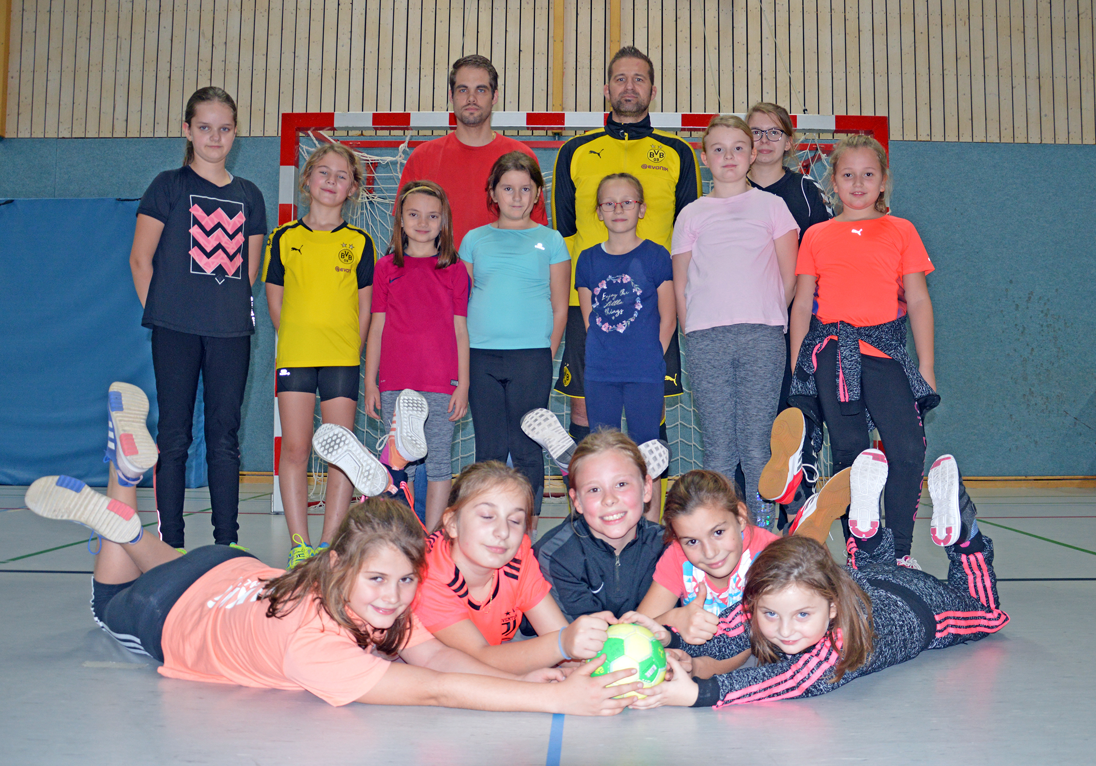 Die HSG-Handball-Mädchen der Jahrgänge 2011 bis 2008 trainieren zweimal wöchentlich gemeinsam mit ihren drei Trainern Tobias Pohl (hinten, von links), Lasse Gehring sowie Pia Schagen und hoffen, dass bald neue Sportlerinnen dazu kommen.