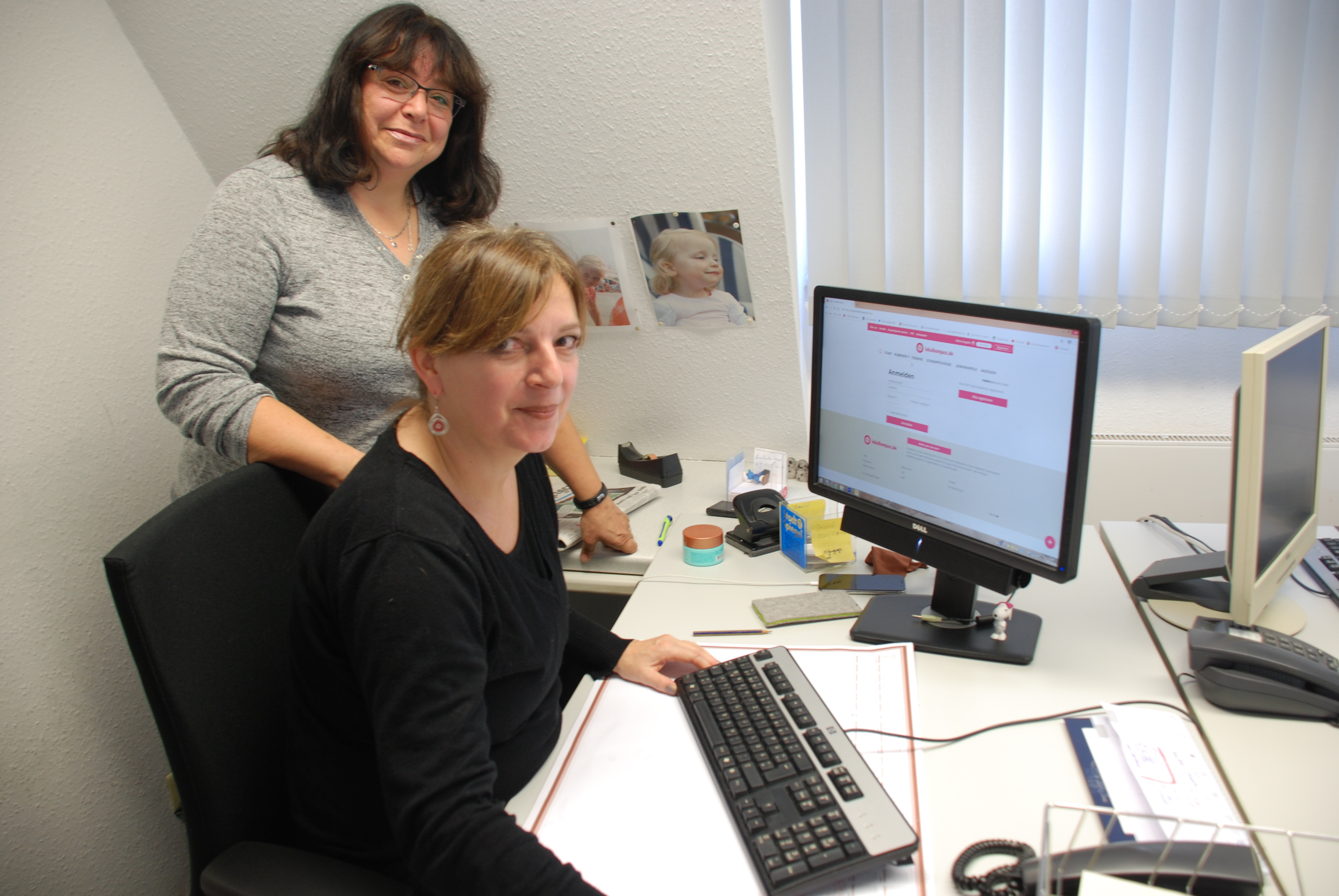 Am Redaktionscomputer informierten sich die BürgerReporterinnen Anja Weiß (stehend) und Jutta Eickelpasch über den Relaunch bzw. die Neuerungen im Lokalkompass. Foto: Anja Jungvogel