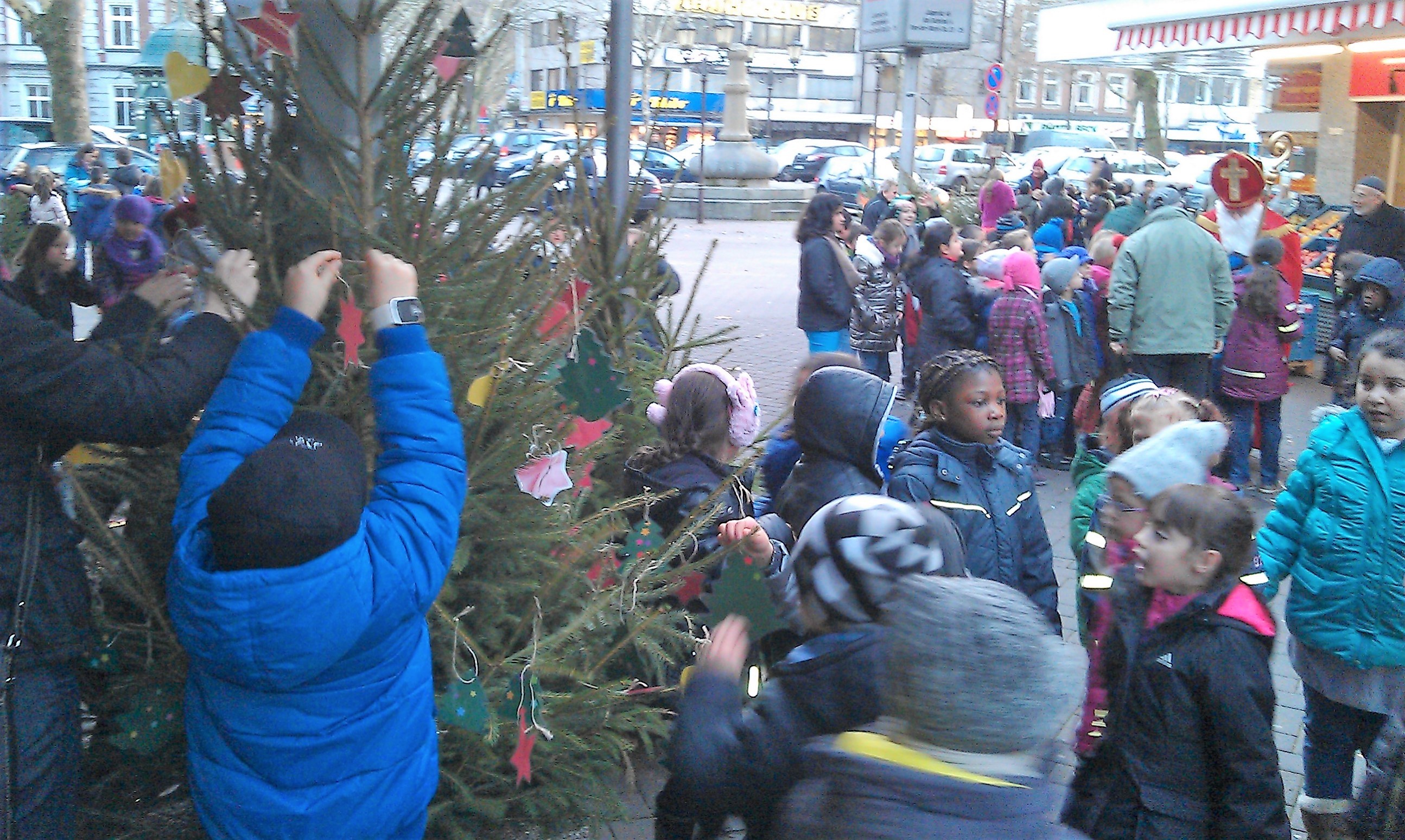 Der Nikolaus und die Aktiven des Werberings Hamborn überreichen jedem teilnehmenden Schulkind einen Stutenkerl. Zudem gibt’s noch Geld für die Klassenkasse.
Fotos: Terhorst