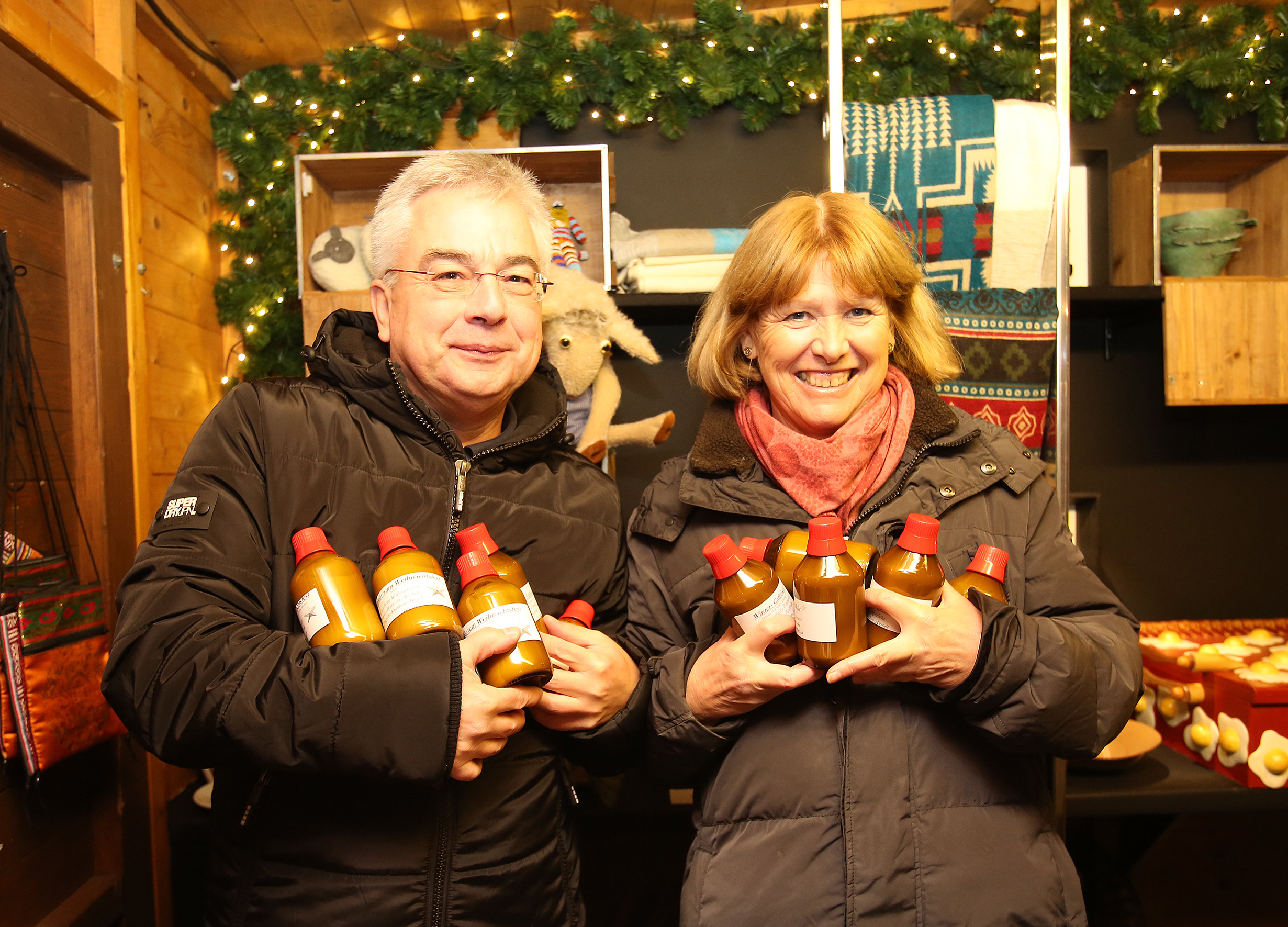 Dr. Robert Kersten, Leiter der Augusta-Apotheke und des Labors, mit Pia Borggrebe, die seit vielen Jahren ehrenamtlich den Weihnachtsmarkt betreut – und mit viel Eierlikör.