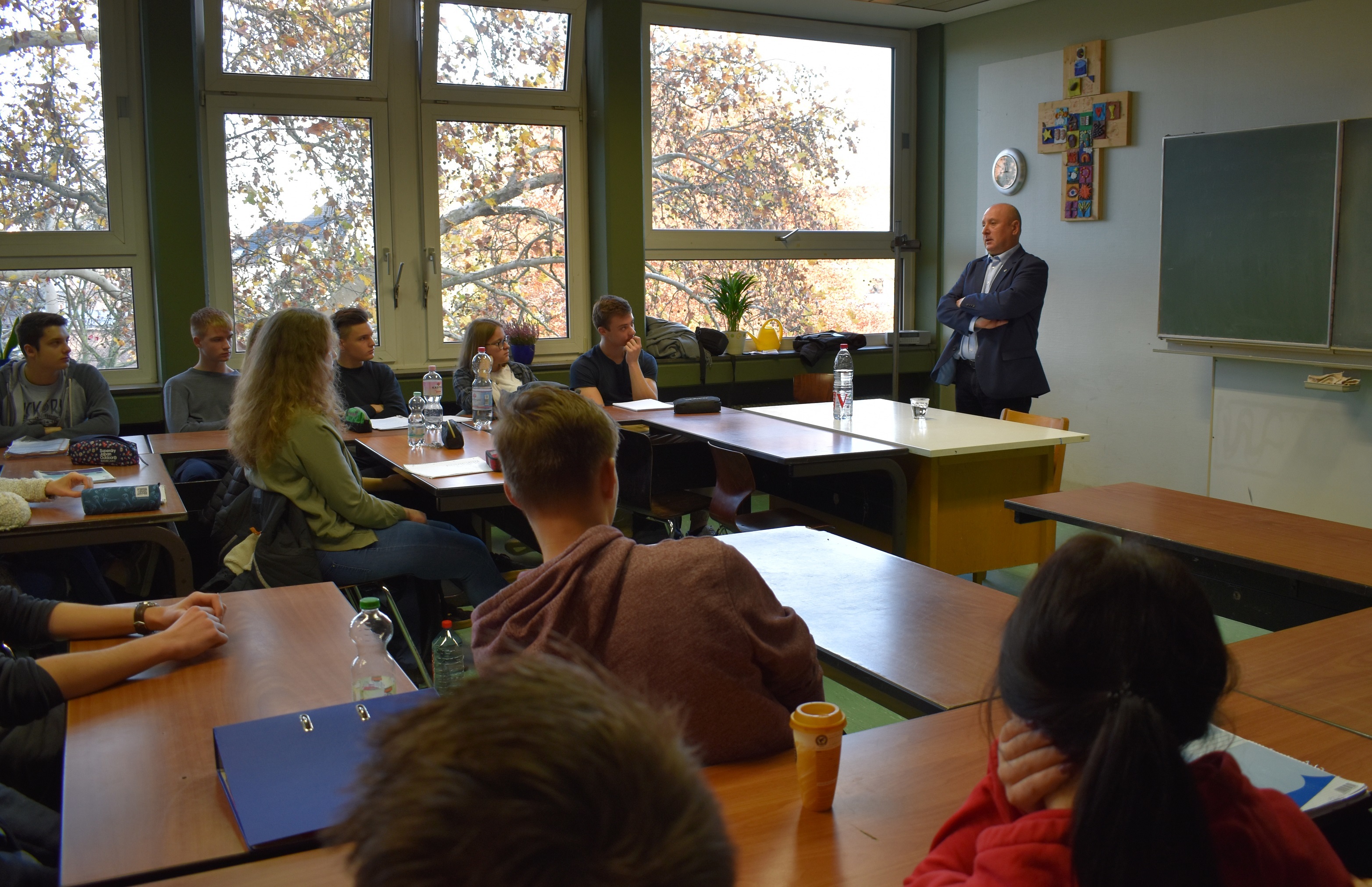 Michael Gerdes im Gespräch mit Schülerinnen und Schülern des St. Ursula Gymnasiums.