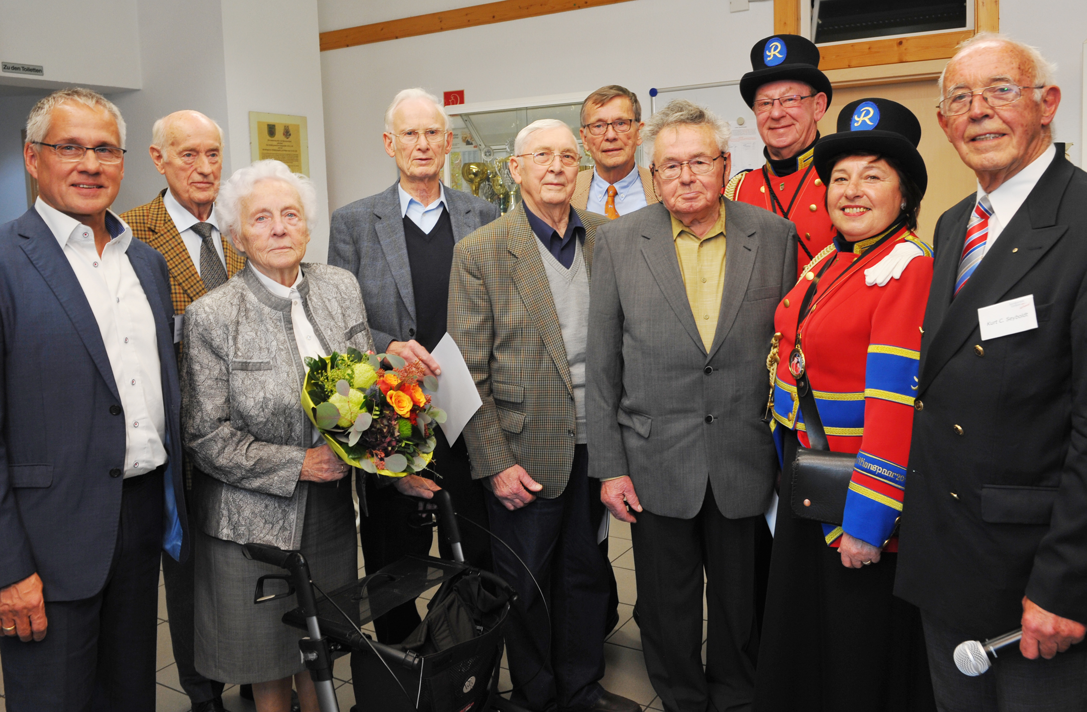 Auf dem Foto von links: Bürgermeister Frank Schneider, Theo Schmies (langjähriges verdientes Mitglied), Else Sandherm (langjähriges verdientes Mitglied), Helmut Eichner (20 Jahre Mitglied), Ulrich Sparka (20 Jahre Mitglied), Gerd von Pifkowski (Vorstandsmitglied), Sebastian Gärtner (25 Jahre Mitglied), das Traditionspaar Josef und Heidi Felbor sowie Kurt C. Syboldt (Vorsitzender). ^Foto: de Clerque