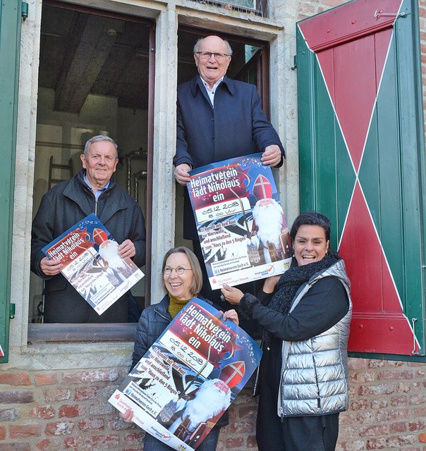 Die Mitglieder des Gocher Heimatvereins freuen sich auf den Besuch des Nikolaus: Hermann-Josef Bruns (links), Engeline Aymans, Willi Vaegs und Barbara Kirchberg-van Gulik (rechts) fordern die Kinder auf, ihre Schuhe und Stiefel vorbeizubringen. Foto: Steve