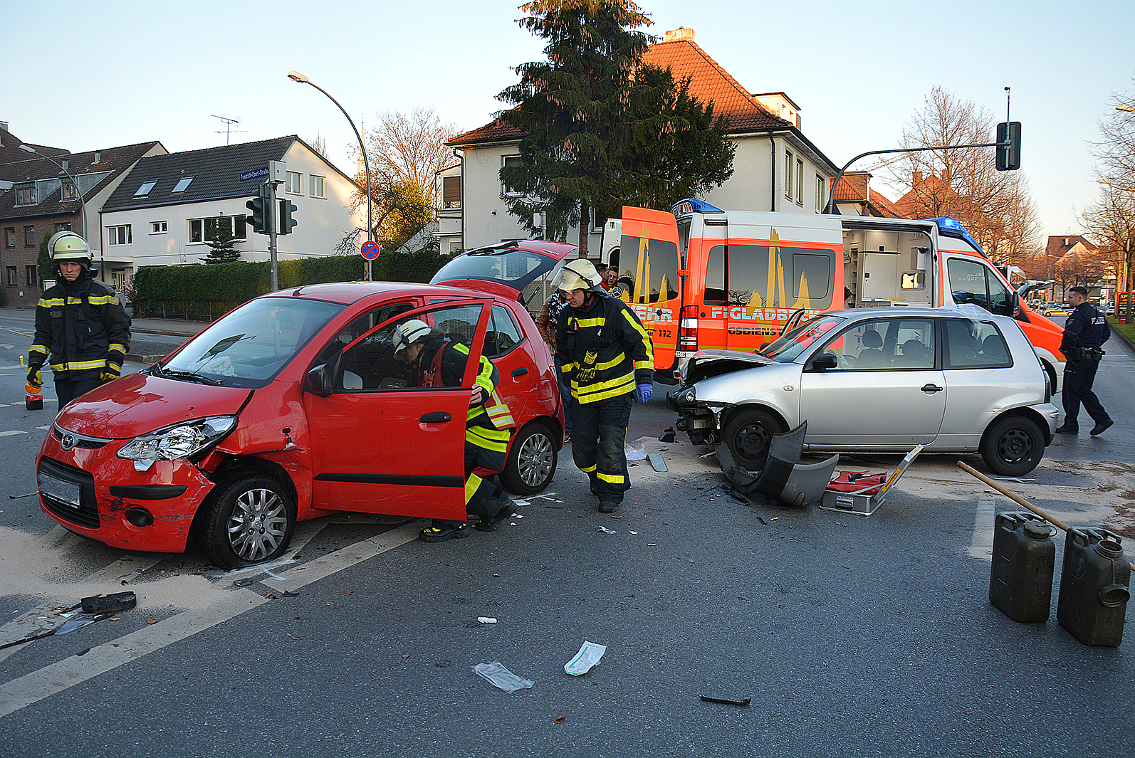 Drei Verletzte forderte der Verkehrsunfall, der sich am Freitag, 16. November, im Einmündungsbereich Wilhelm-/Friedrich-Ebert-Straße in Gladbeck-Mitte ereignete.