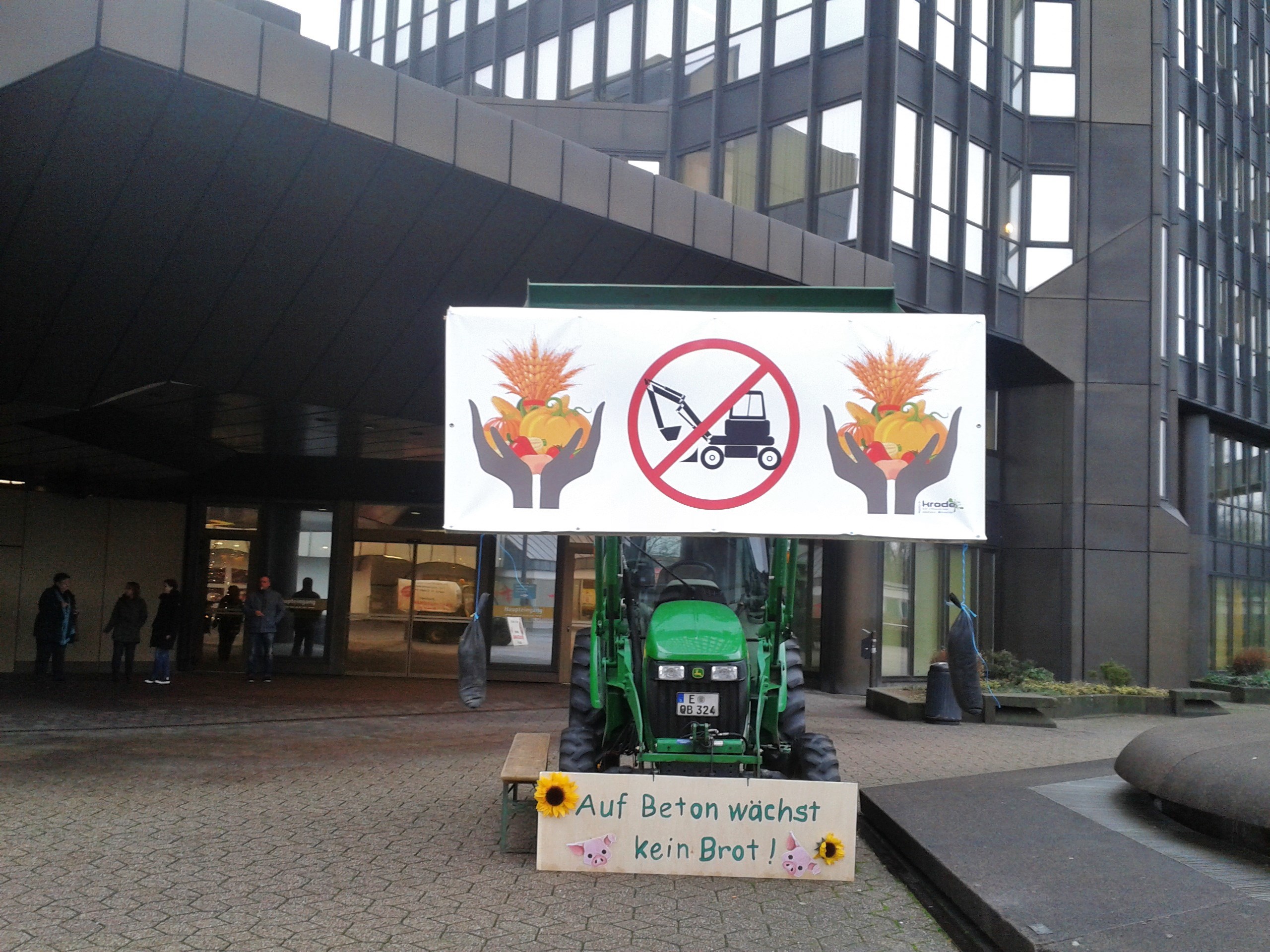 Auch zu unserer Großstadt gehören zum Glück noch bedeutende Ackerflächen, die oft als Frischluftschneisen und Biotopeninsel wichtige Funktionen für unser immer heißer werdendes Klima haben. Hier wehrten sich Haarzopfer Bauern vor dem Ratshaus gegen den Versuch, ohne Not noch intakte Landwirtschaftsflächen zu Bauland umzuwidmen.