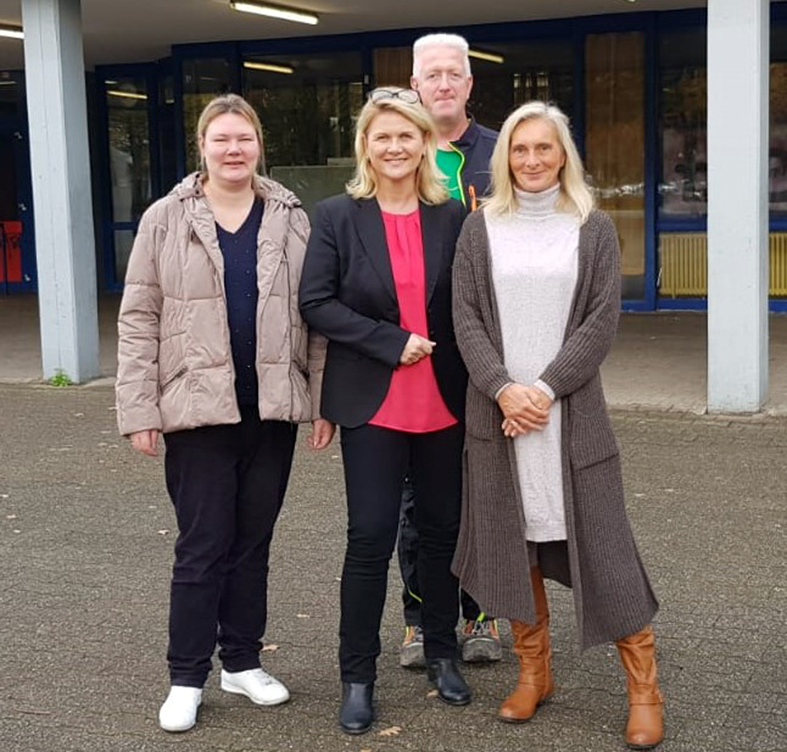 Politik trifft Schule: Beim Besuch der Hauptschule am Externberg in Eving (v.l.n.r.): Jasmin Jäkel, Mitglied im Schulausschuss des Rates), Bundestagsabgeordnete Sabine Poschmann, Bezirksvertreter Uwe Unterkötter und Katja Dorsch, Schulleiterin der Hauptschule am Externberg in Eving.