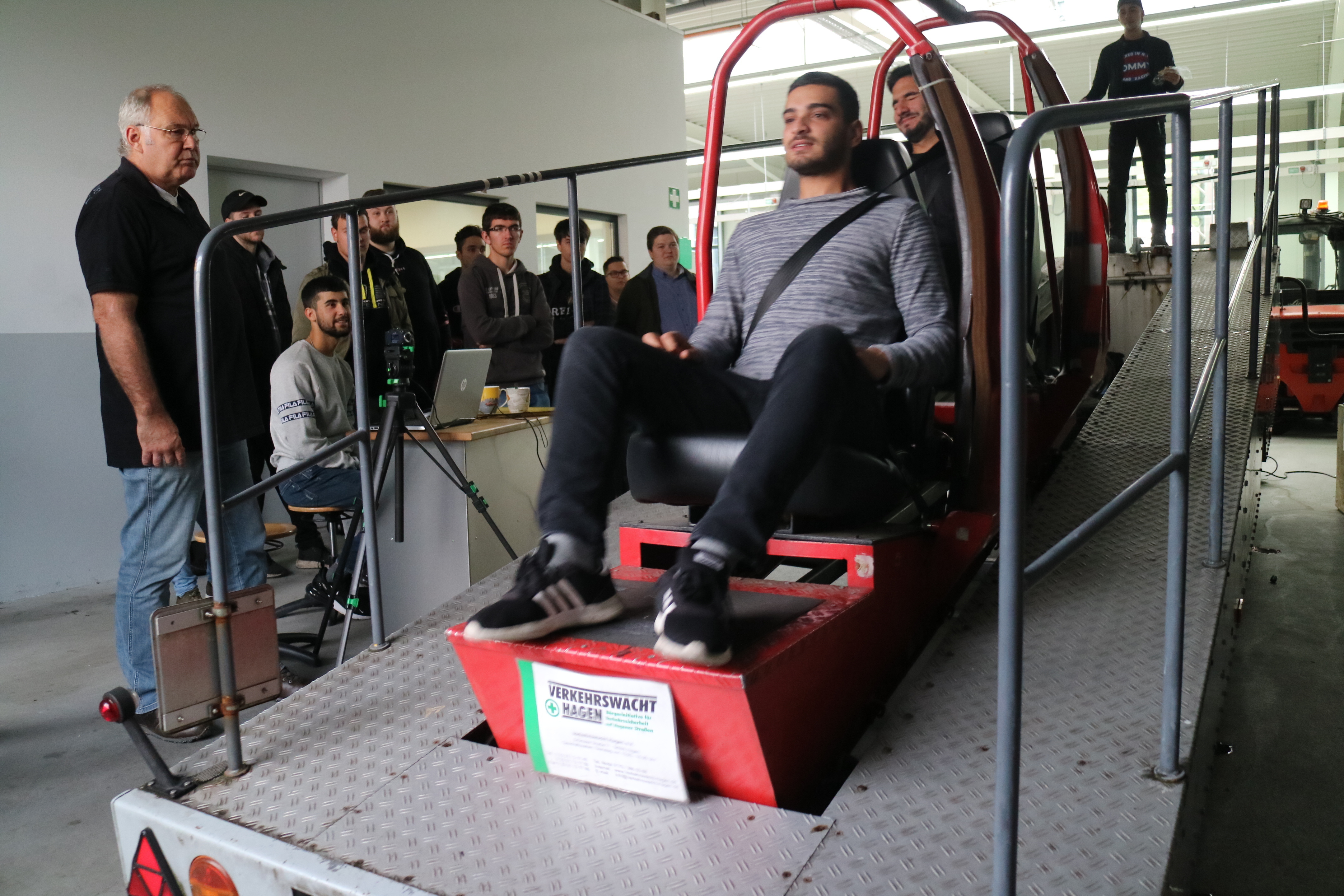 Selbst ein Aufprall mit nur 11 Stundenkilometern im Simulator sorgte bei den jungen Auszubildenden für eine gewisse Nachdenklichkeit.