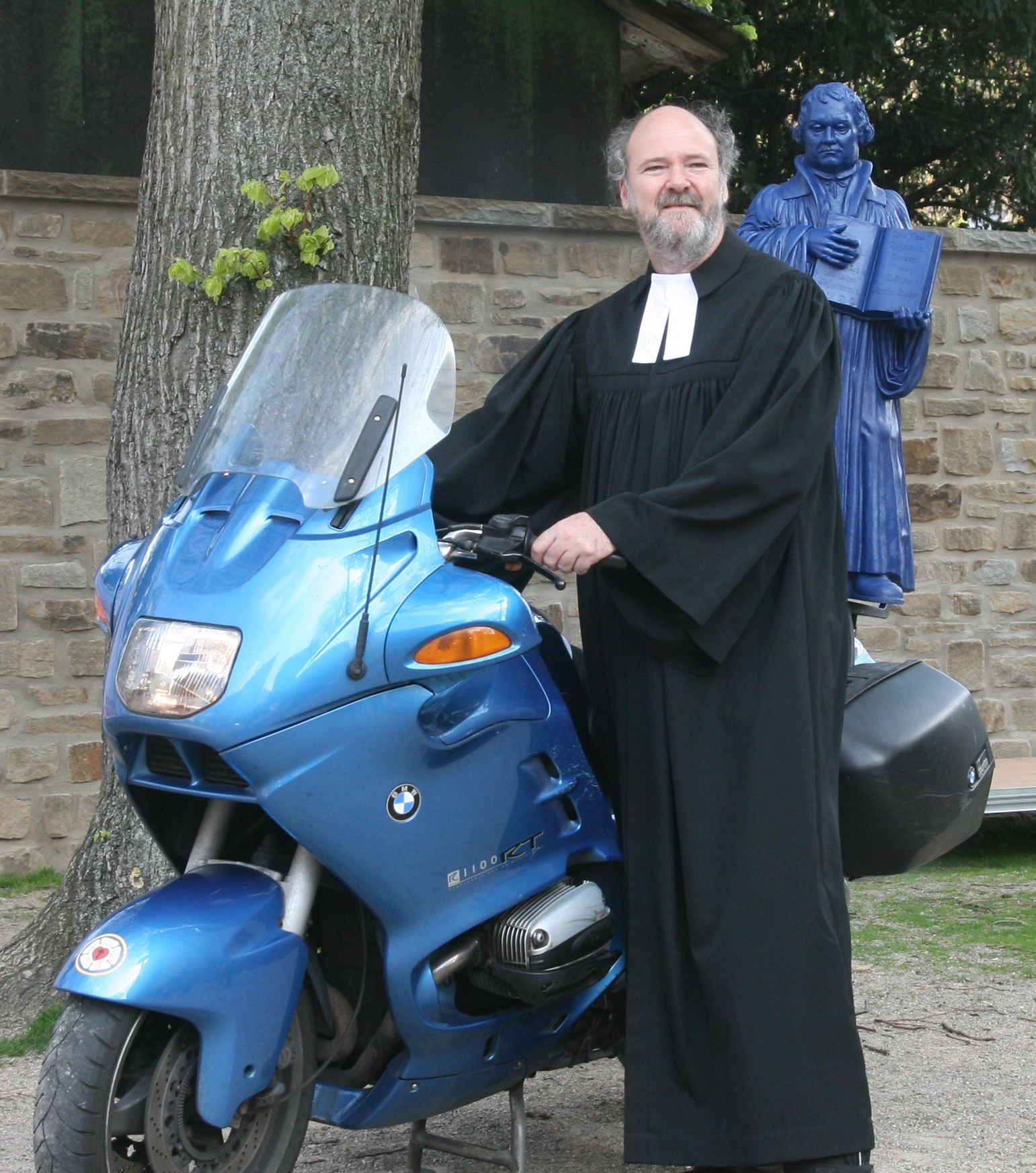 Selbst gern mit dem motorisierten Zweirad unterwegs hat Pfarrer Dirk Heckmann auch den Motorrad-Gottesdienst in Unna durchgeführt, hier im Jahr 2017 mit Luther im Gepäck.