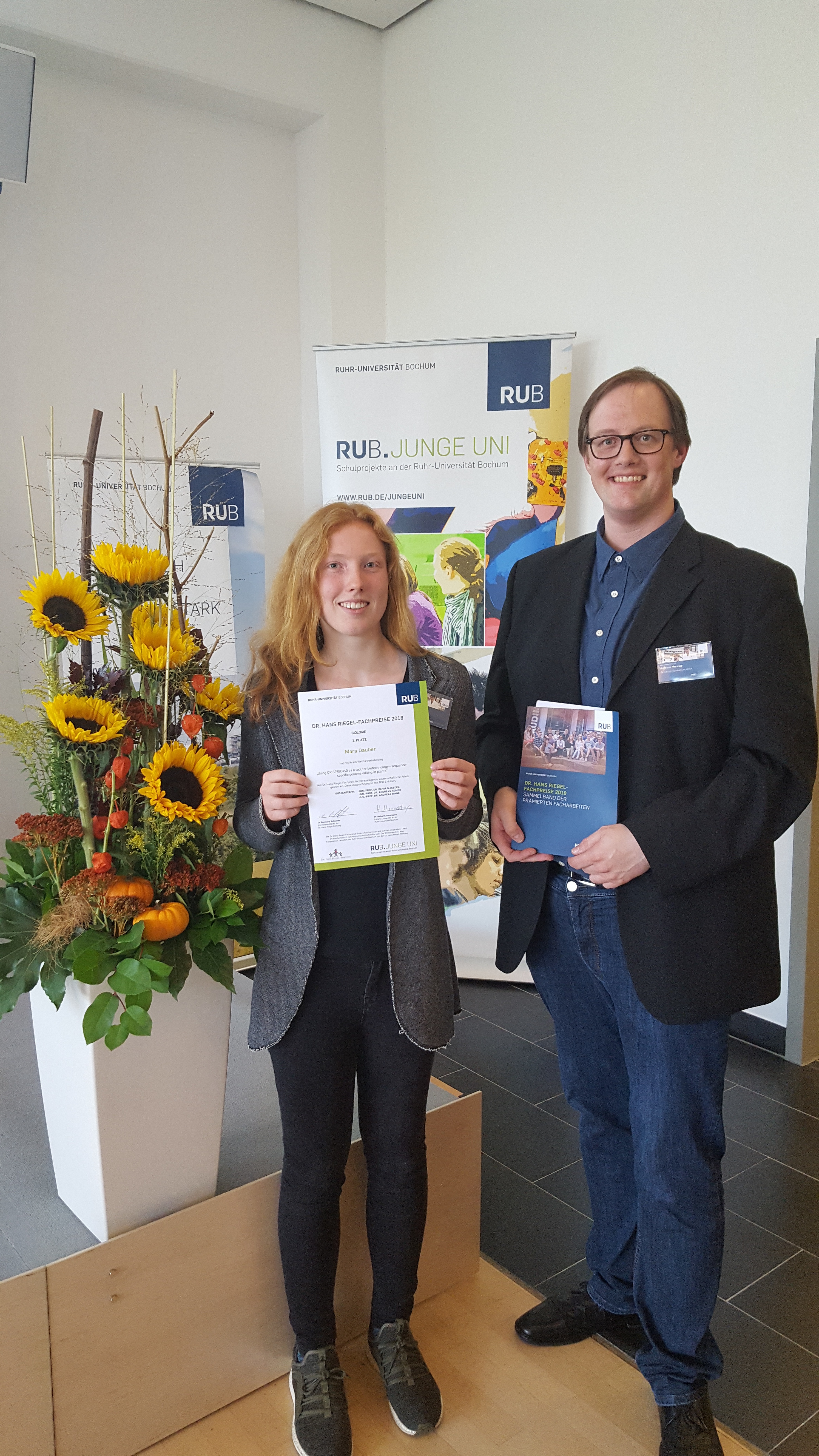 Mara Dauber mit ihrem LK-Lehrer Andreas Morawe.