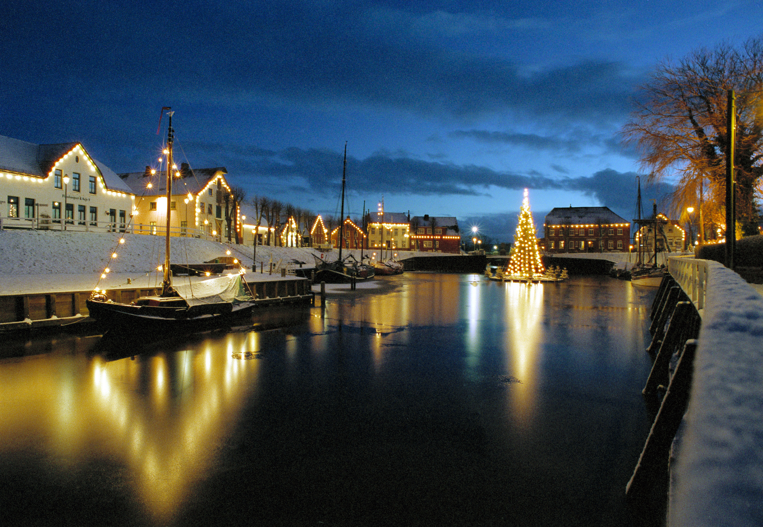Der malerische Museumshafen in Carolinensiel ist auch im Winter Idylle pur. Das Lichtermeer ist weit über die Grenzen der Region hinaus bekannt.
Foto: privat