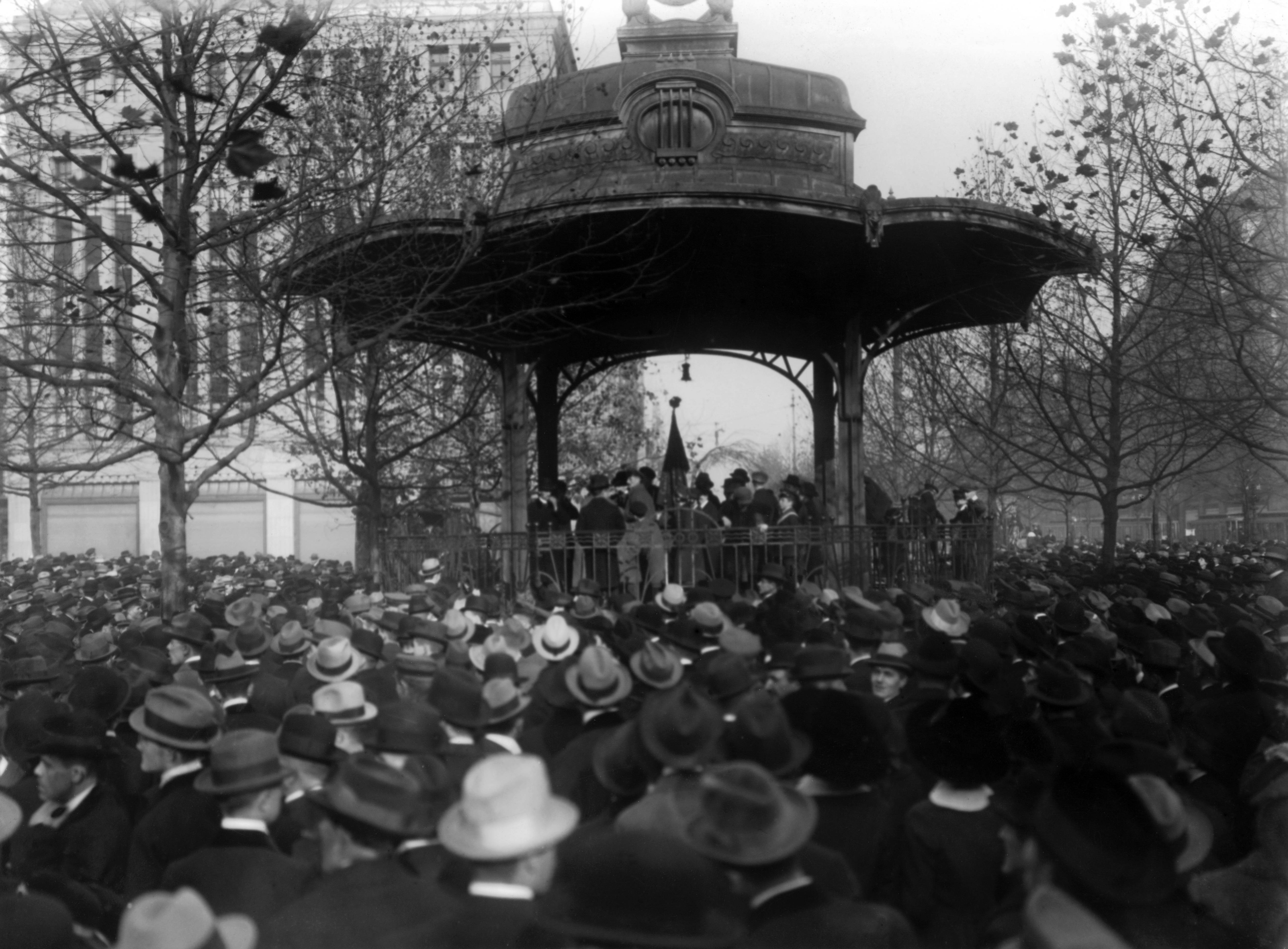 Kundgebung am Musikpavillon auf dem Alleeplätzchen am 10. November 1918 zur Abdankung des Kaisers; links im Hintergrund das Carschhaus, rechts der Hindenburgwall (heute Heinrich-Heine-Allee).