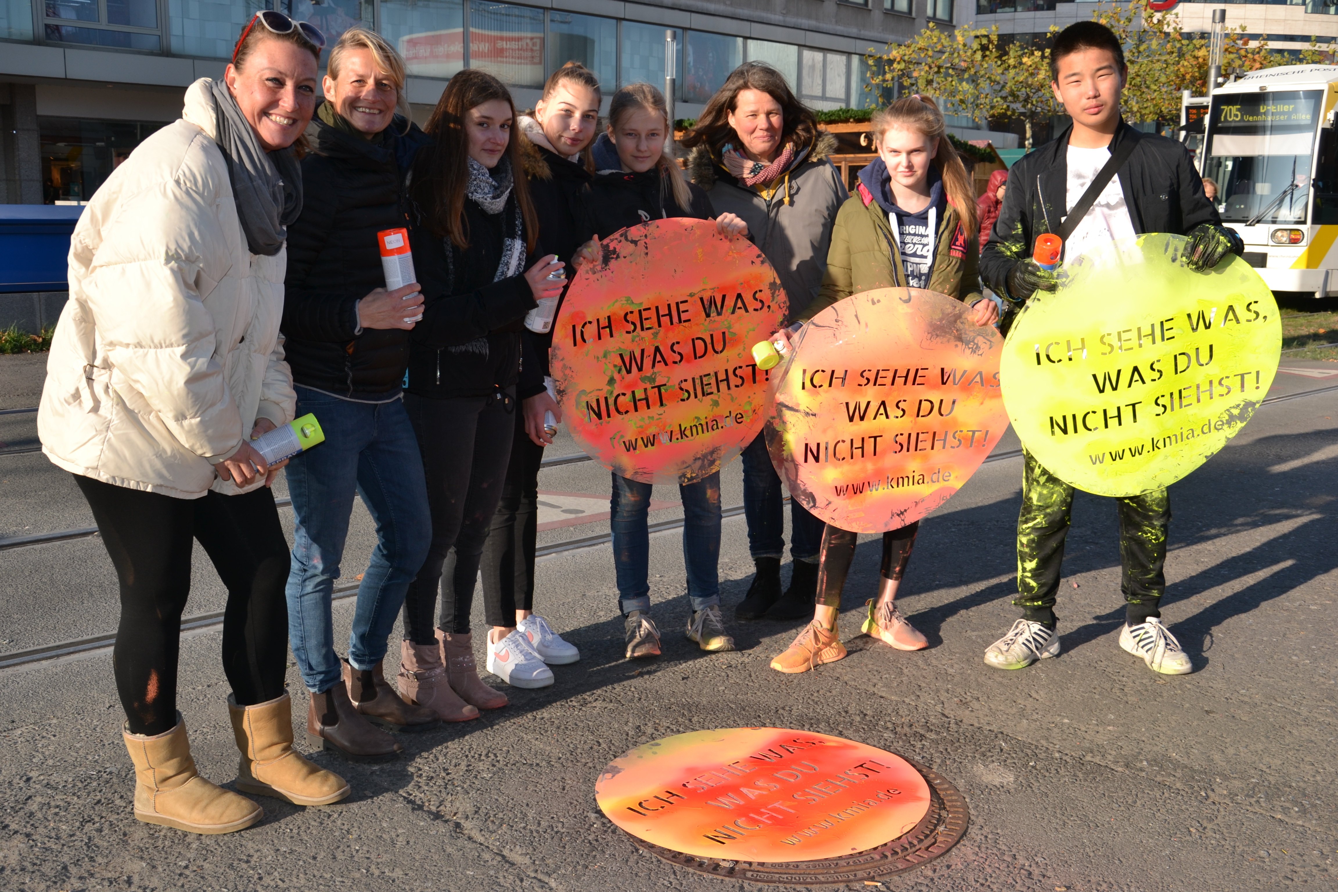 Setzen ein Zeichen für den Umweltschutz: Ewa Westermann-Schutzki (Verbraucherzentrale Düsseldorf), Anke Hüsges (Lehrerin der Freiherr-vom-Stein-Realschule), Isabel Gabor (14), Stella Pistorius (14), Sophie Krämer (15), Ivka Fischer (Stadtentwässerung), Leonie Köster (15) und Chingun Zorigtsaikhan (14).