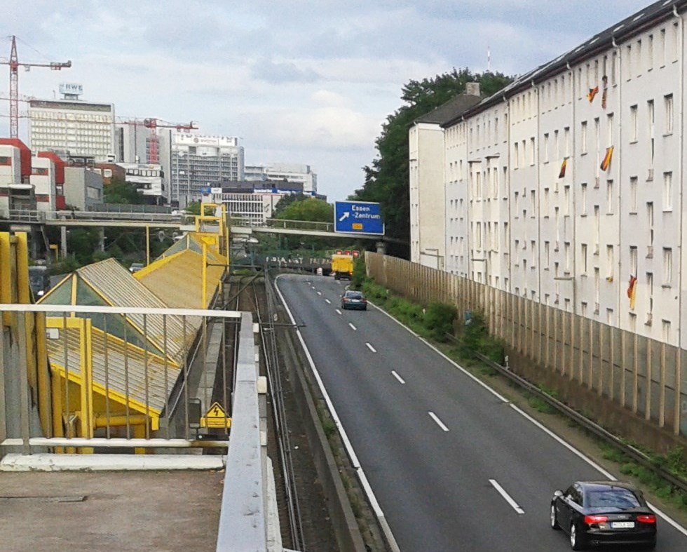 Wenn öfter so wenig PKW und LKW wie auf diesem Bild aus Holsterhausen an den Häusern langs des Ruhrschnellwegs vorbeirauschen würden, hätte es die Dieselfahrverbote nicht geben müssen. Künftig aber wie jetzt von der Bundesregierung beschlossen, zur Vermeidung von Fahrverboten die erlaubten Abgaswerte schlicht heraufzusetzen, geht zynisch über die Gesundheitsgefahren für die betroffenen unmittelbaren Anwohner*innen hinweg.