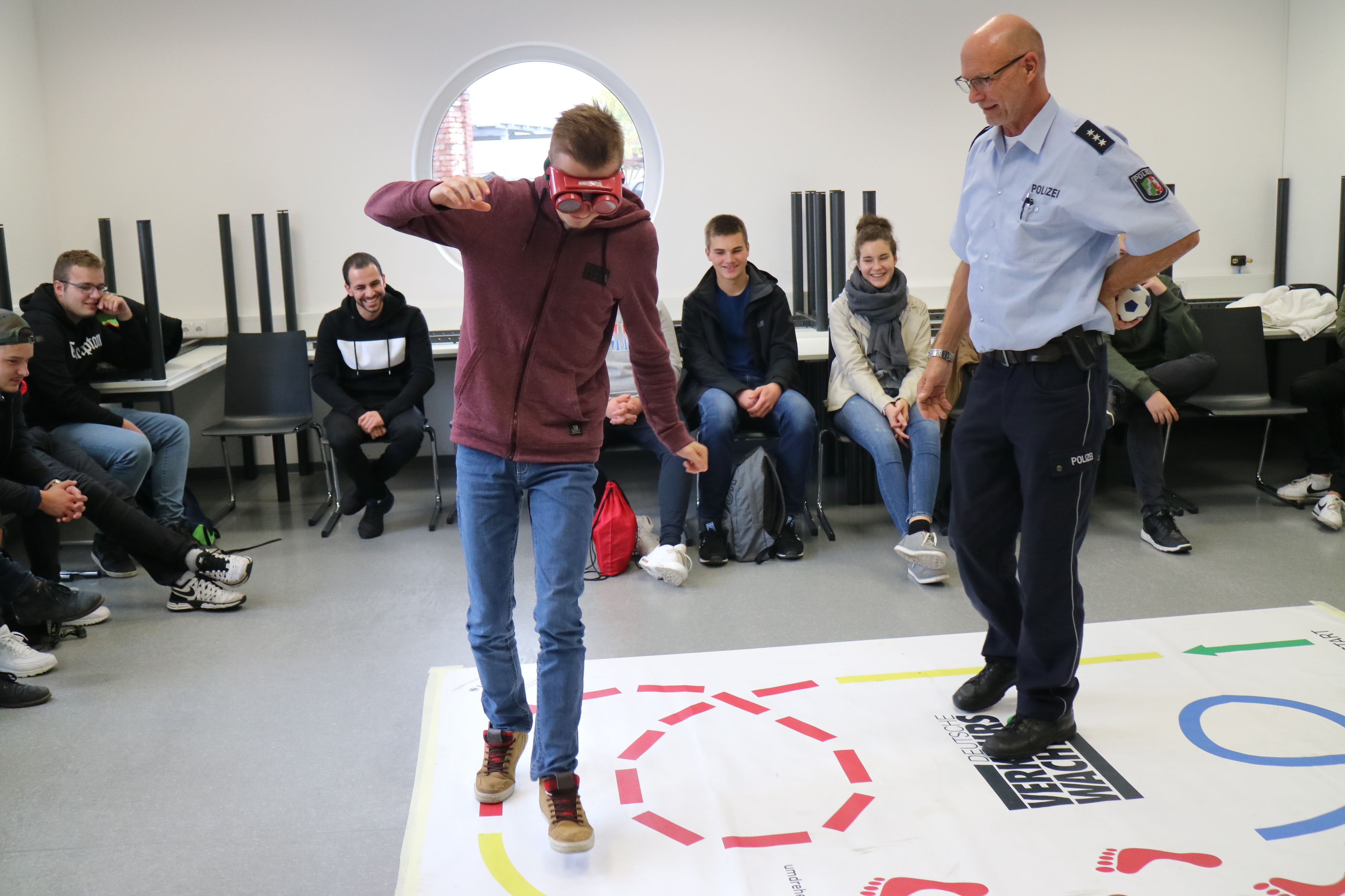 Was im nüchternen Zustand noch bestens funktioniert, ist "betrunken" eine echte Herausforderung: Ein Teilnehmer mit Rauschbrille auf dem vorbereiteten Parcours.Fotos: higo