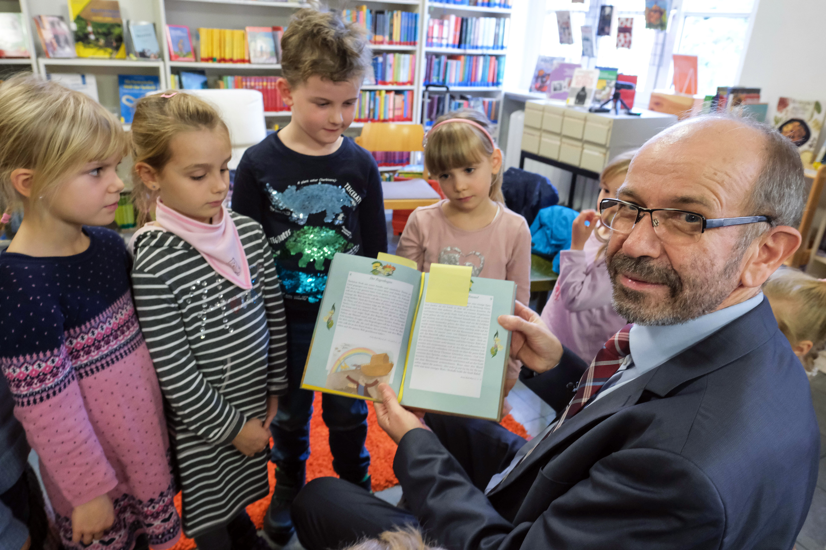 Beim bundesweiten Vorlesetag las der rheinische Präses Manfred Rekowski Vorschulindern aus der Evangelischen Kindertagesstätte am Brausewindhang seine Lieblingsgeschichte aus der Bibel vor.