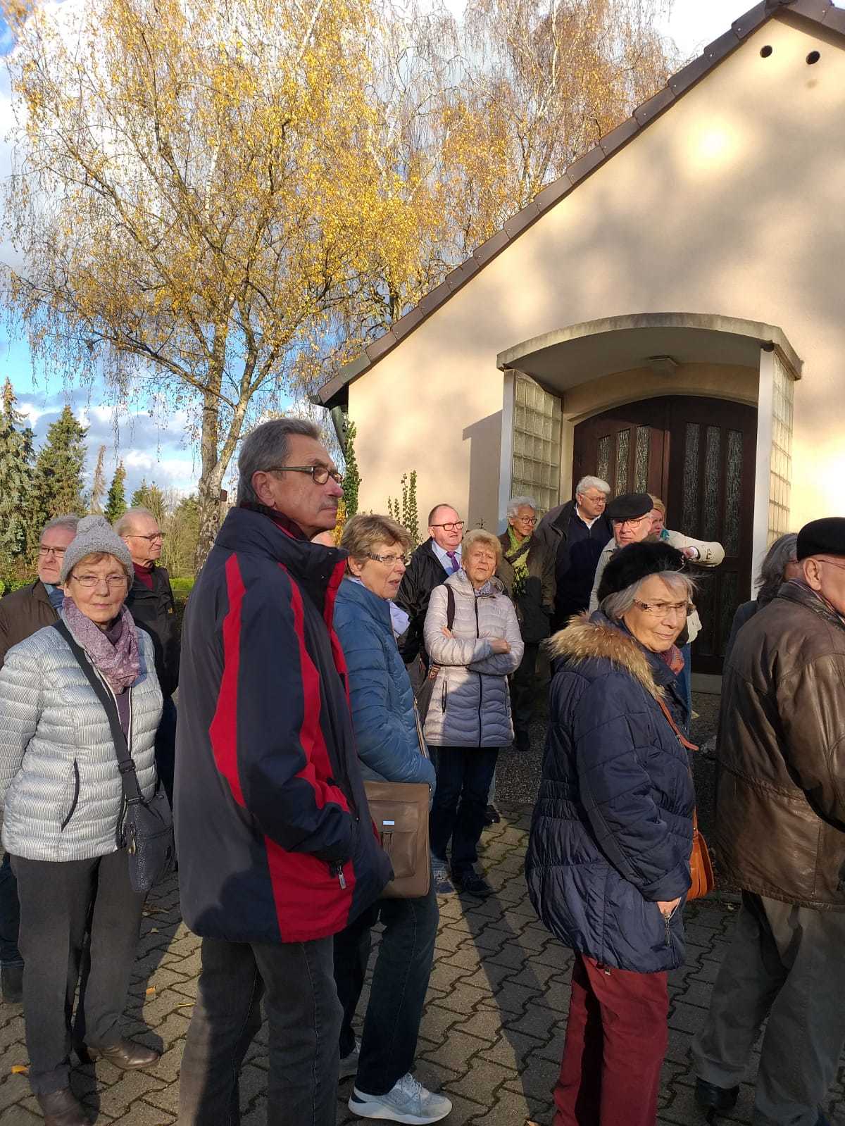 Interessiert verfolgten die TeilnehmerInnen der Friedhofsführung in Brackel den Ausführungen, sowohl draußen vor,…