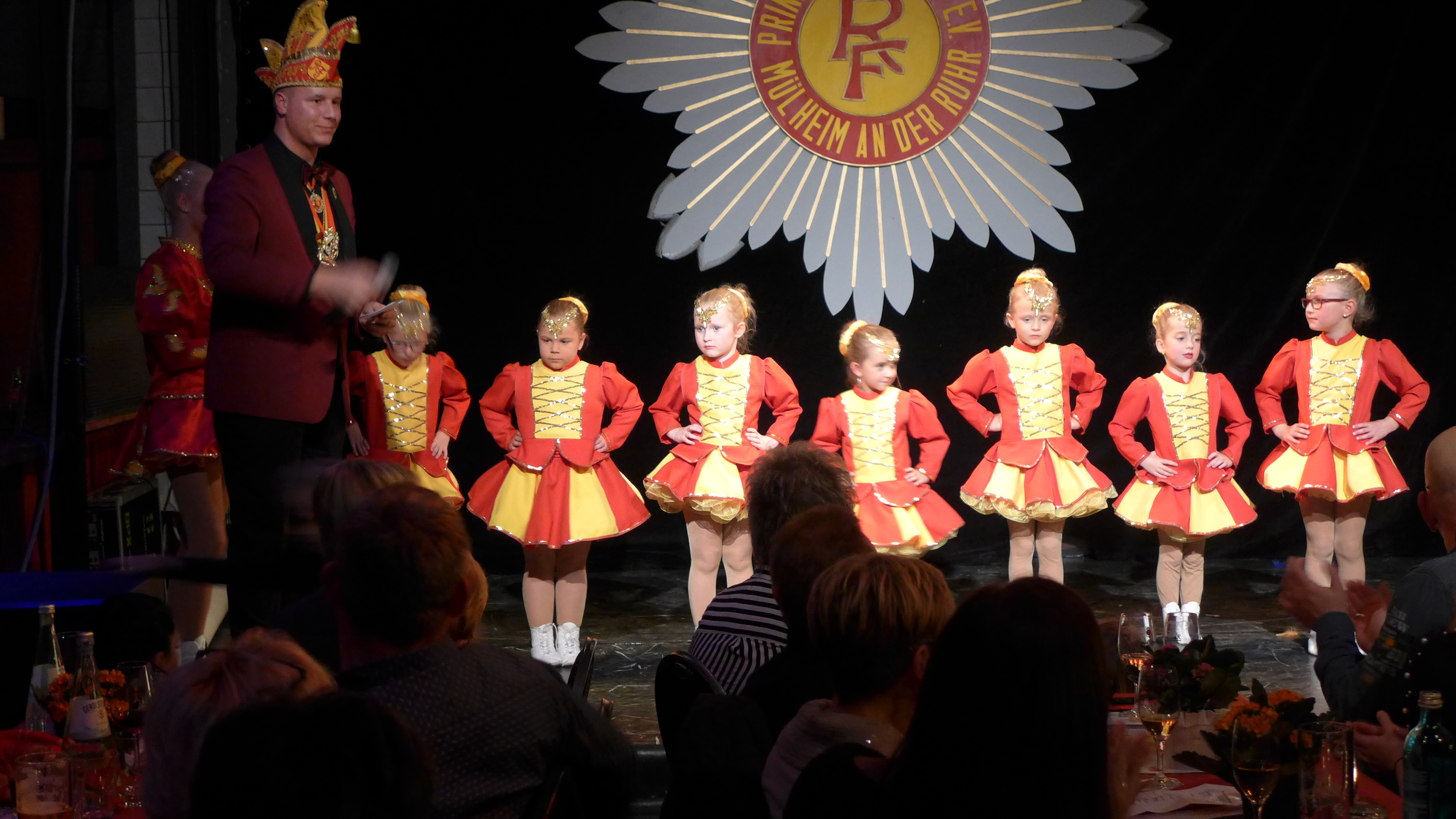 Sitzungspräsident Filipp Fischer bedankt sich für die tolle Tanzshow der Funken-Kindergarde.