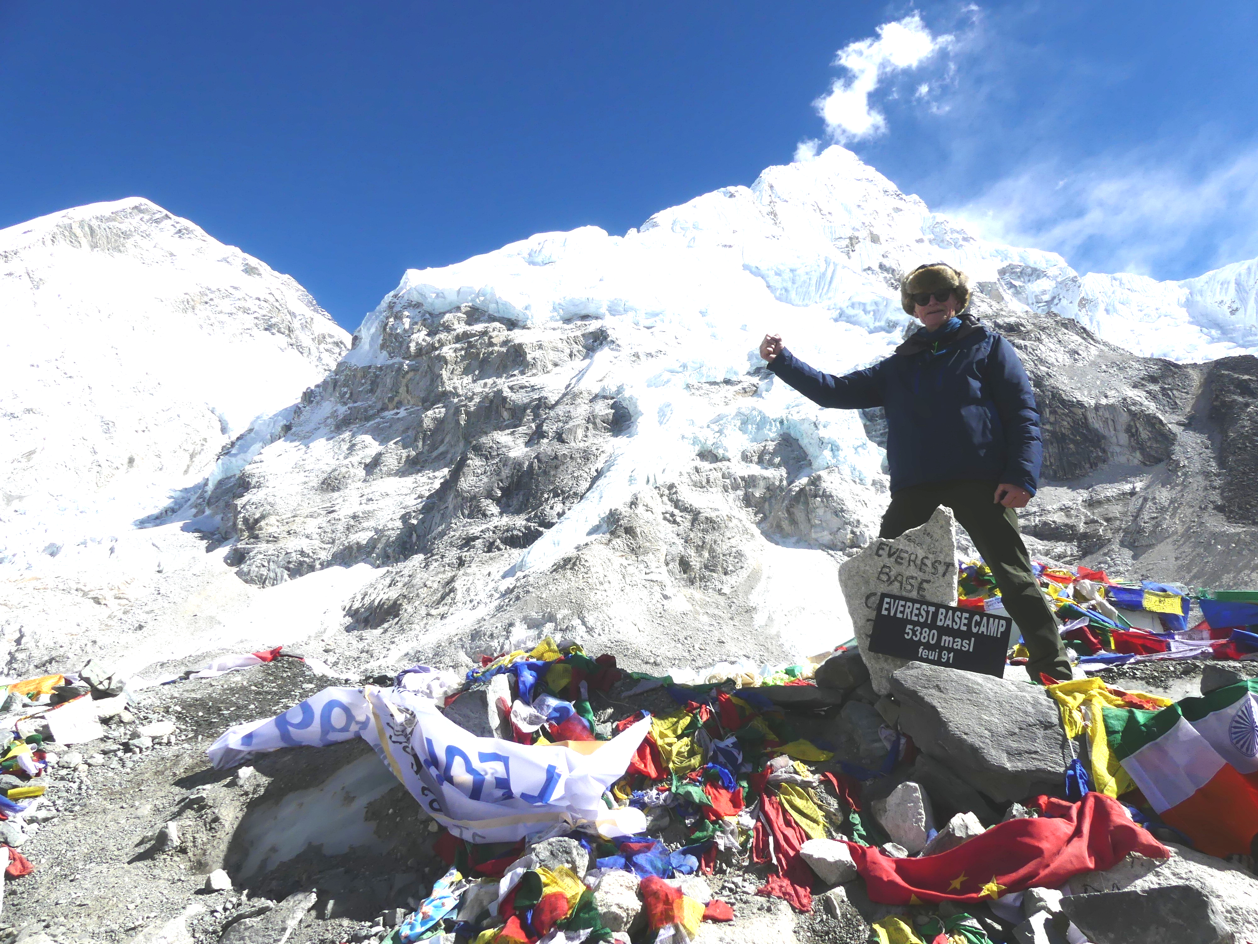 Helmut im Everest Base camp vor den Himalayariesen