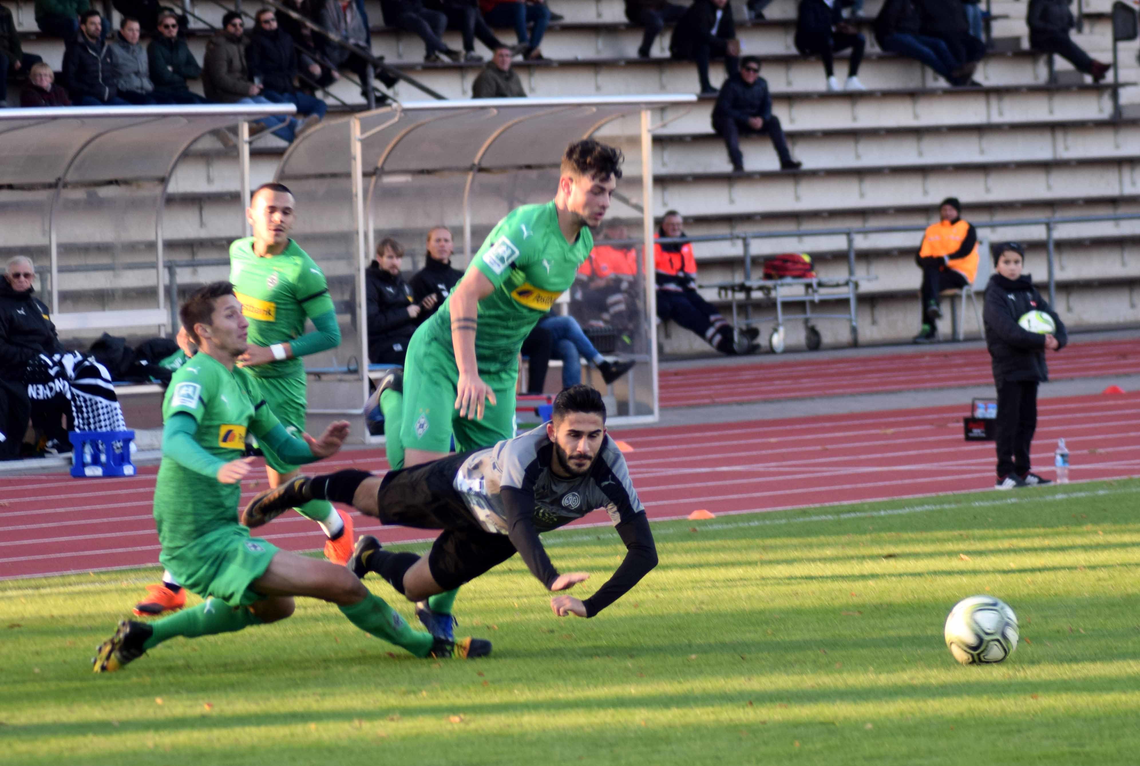 Die Partie im Grenzlandstadion war ausgesprochen zweikampfbetont. Unser Bild zeigt Emre Yesilova , der regelwidrig gestoppt wird. Foto: Peter Mohr