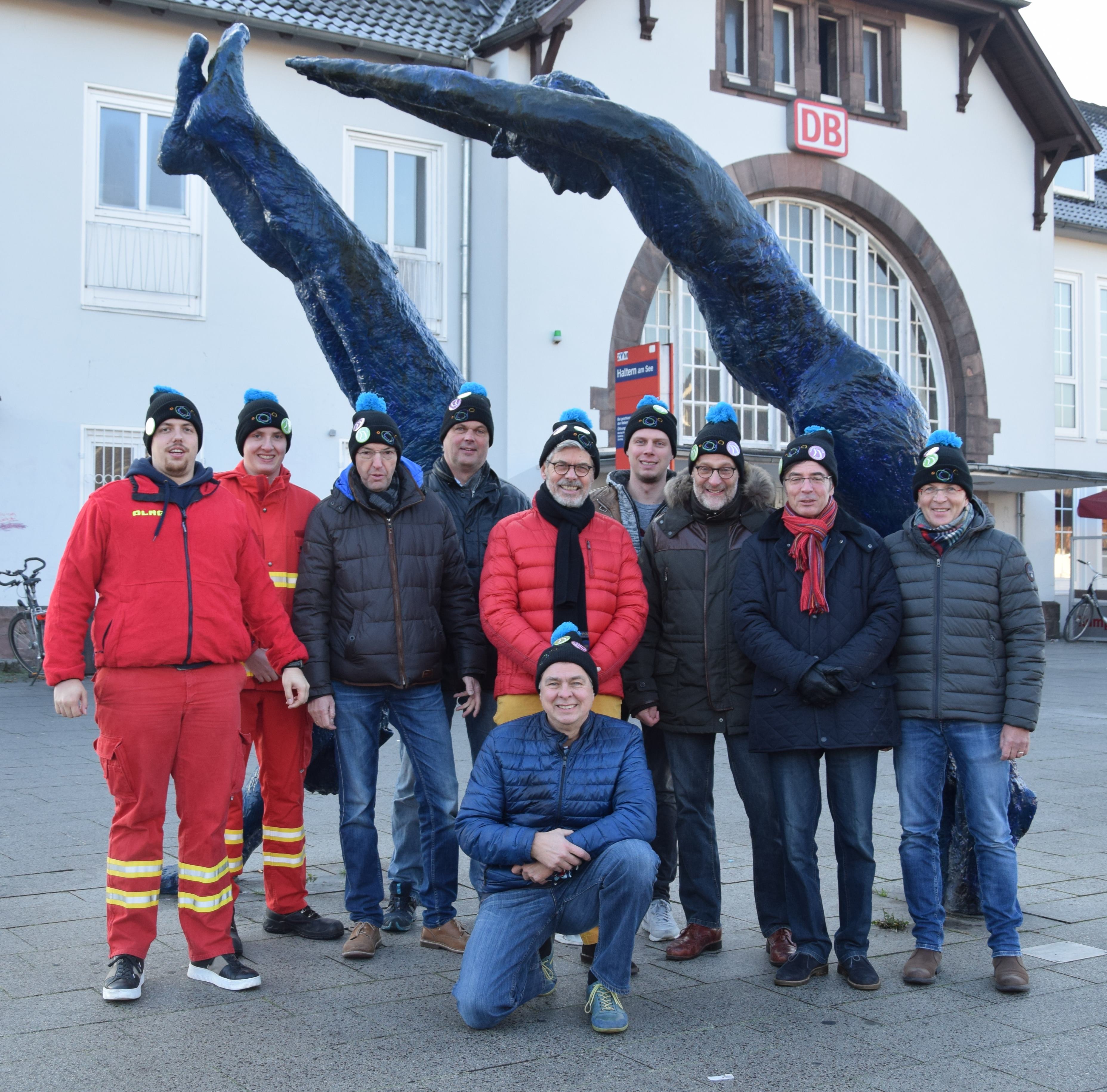 So warm eingepackt haben alle noch gut lachen! Die Organisatoren der Veranstaltung vor dem Halterner Bahnhof.