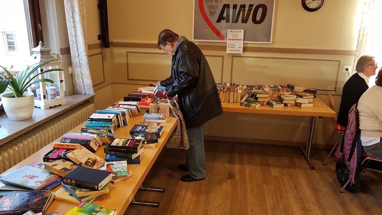 Schön früh stöberten die ersten Besucher an den Büchertischen.